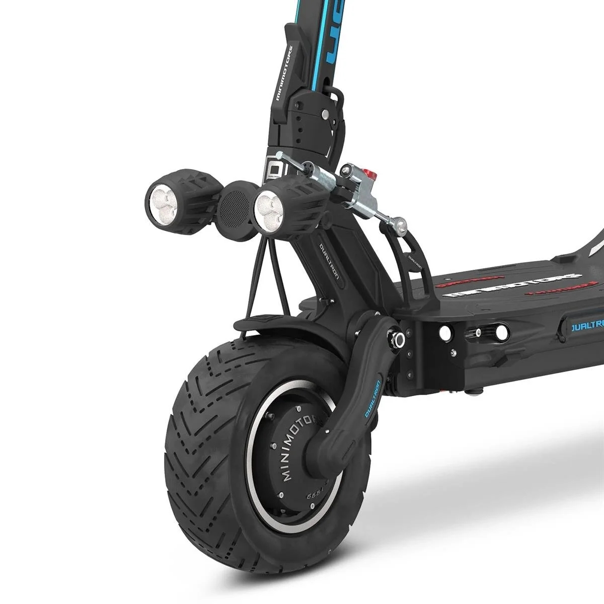 Beyaz arka plan üzerinde, ön tekerleğin üzerinde iki ışık bulunan siyah elektrikli scooter'ın ön kısmının yakın planı.