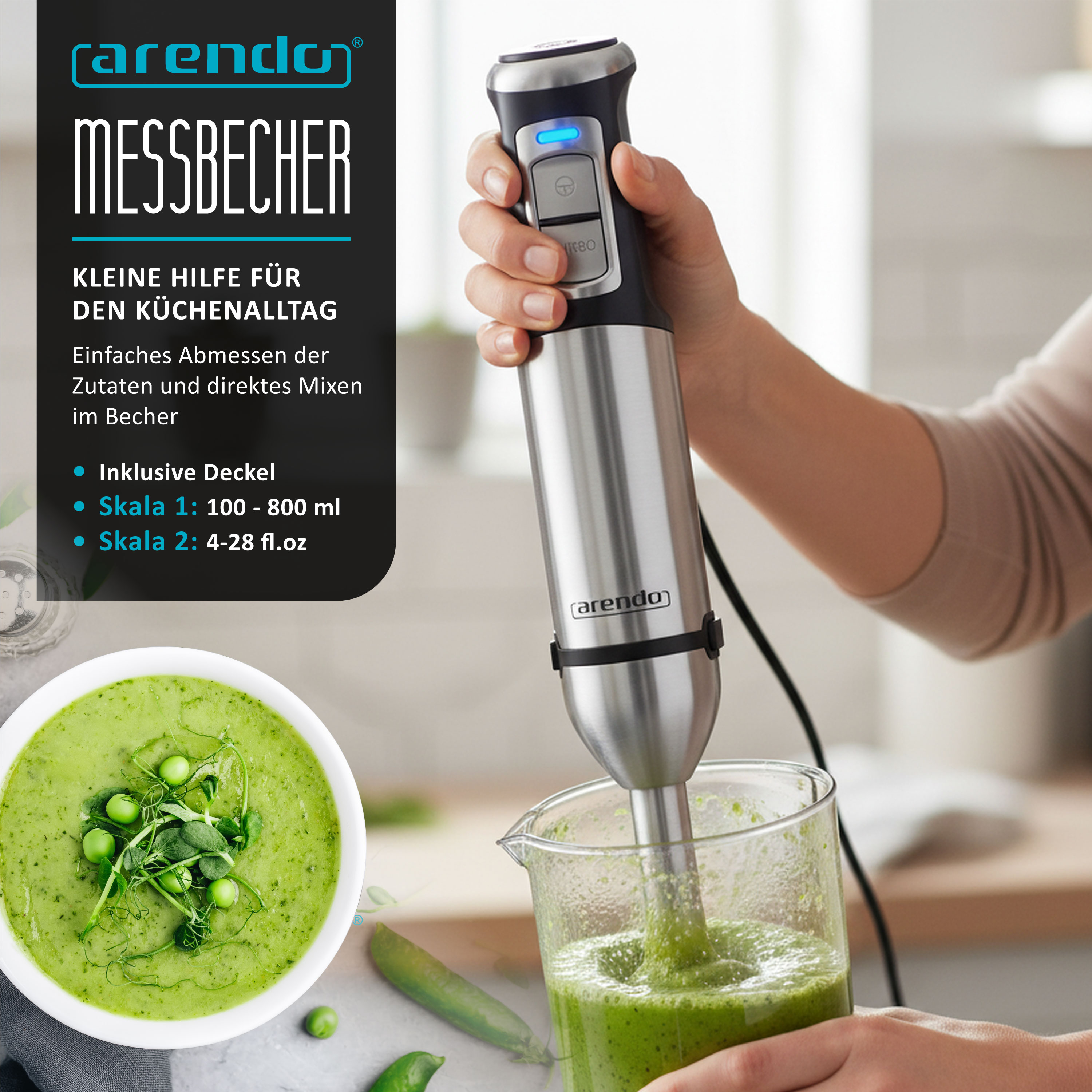 Eine Hand hält einen Arendo-Stabmixer, der grüne Suppe in einem Becher püriert, links eine Schüssel Erbsensuppe.
