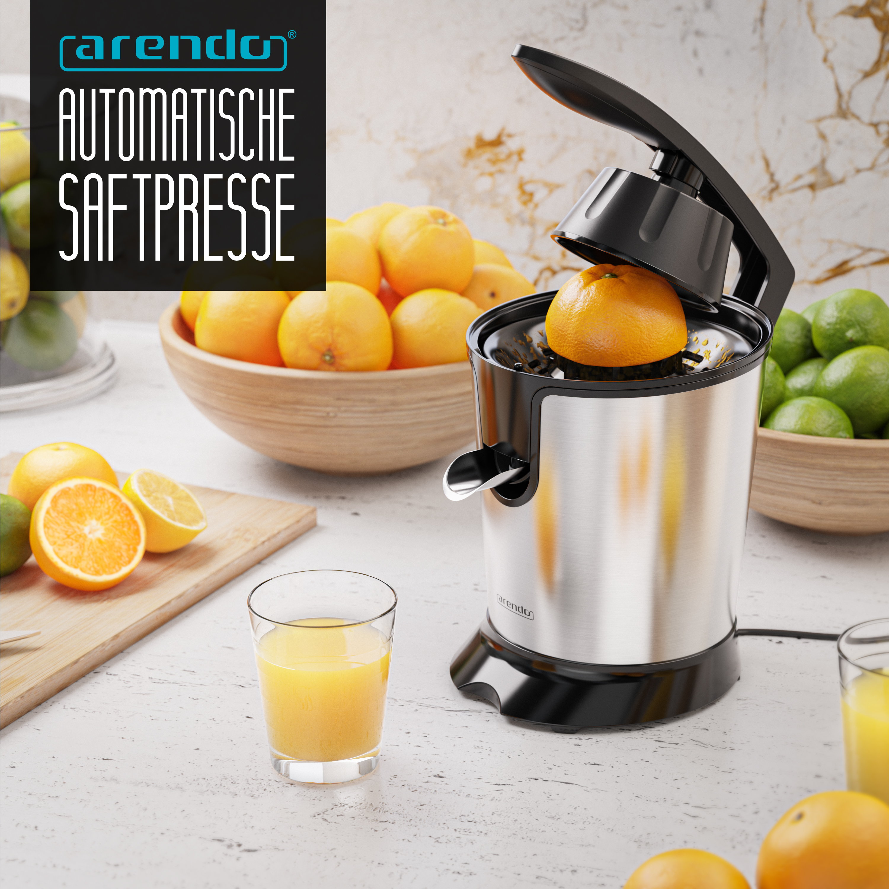 Eine Edelstahl-Saftpresse presst eine Orange aus, neben frischen Orangen, Zitronen und Gläsern mit Saft.