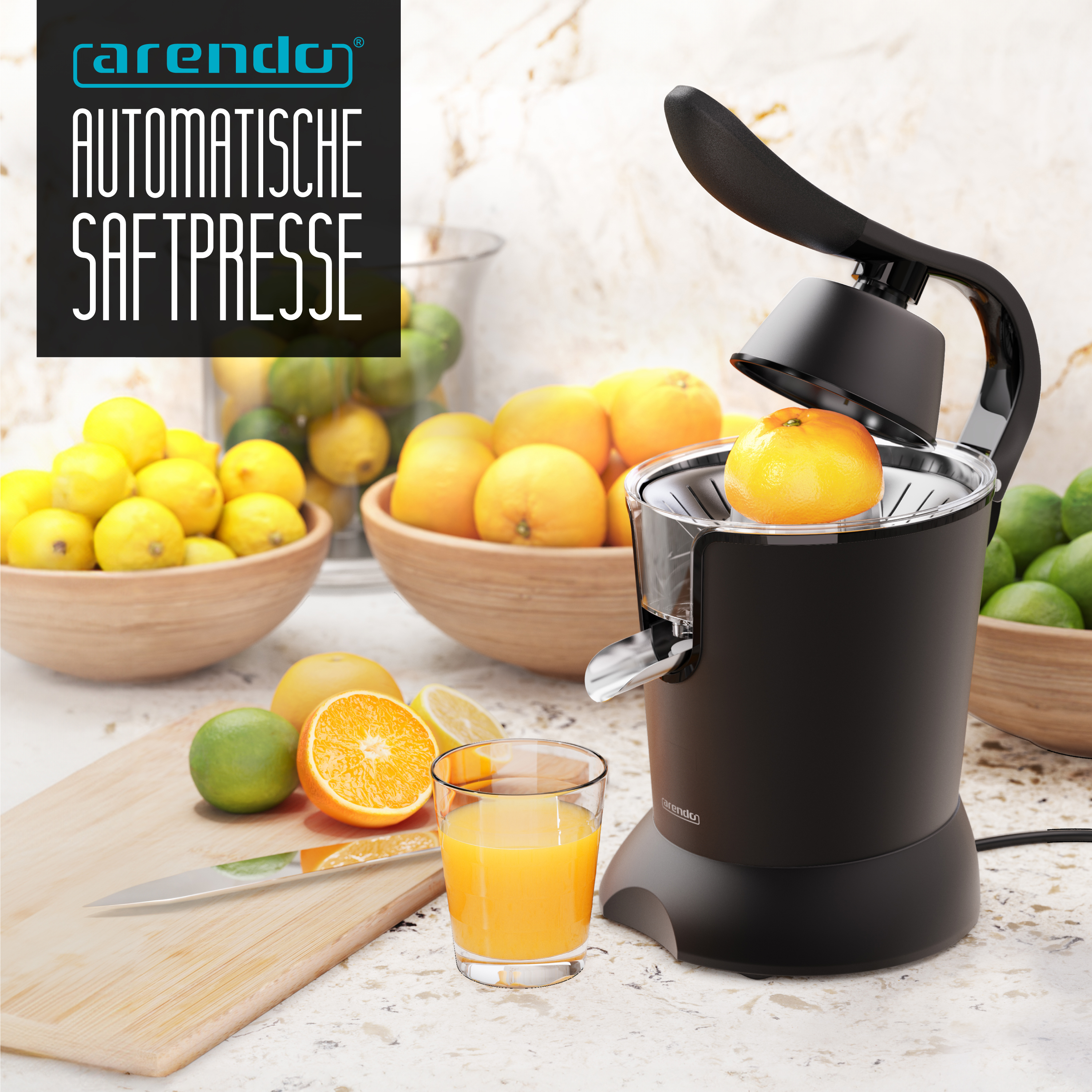Eine schwarze Zitruspresse auf einer Theke mit einem Glas Saft, halbierten Orangen und Schüsseln mit Zitronen und Limetten.