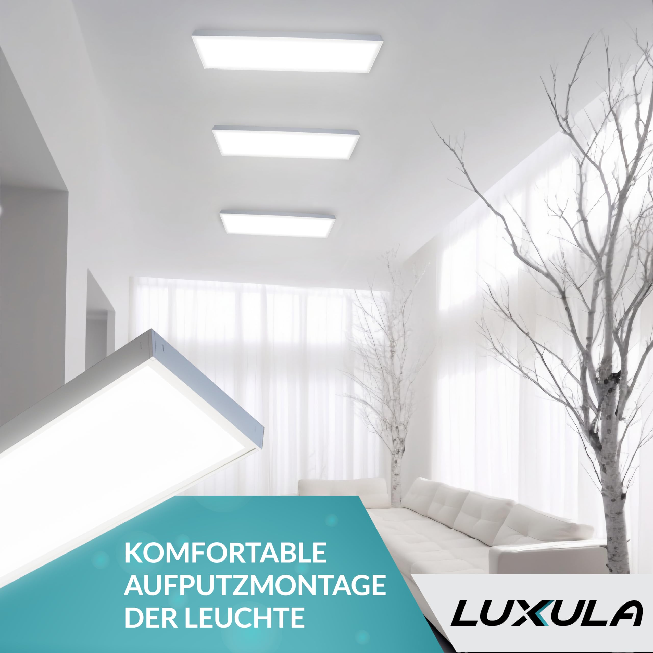 Luminoso soggiorno con plafoniere bianche, divano bianco e alberi decorativi sullo sfondo di una finestra.