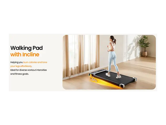Una mujer camina sobre una caminadora plana en una habitación luminosa y moderna con cortinas.