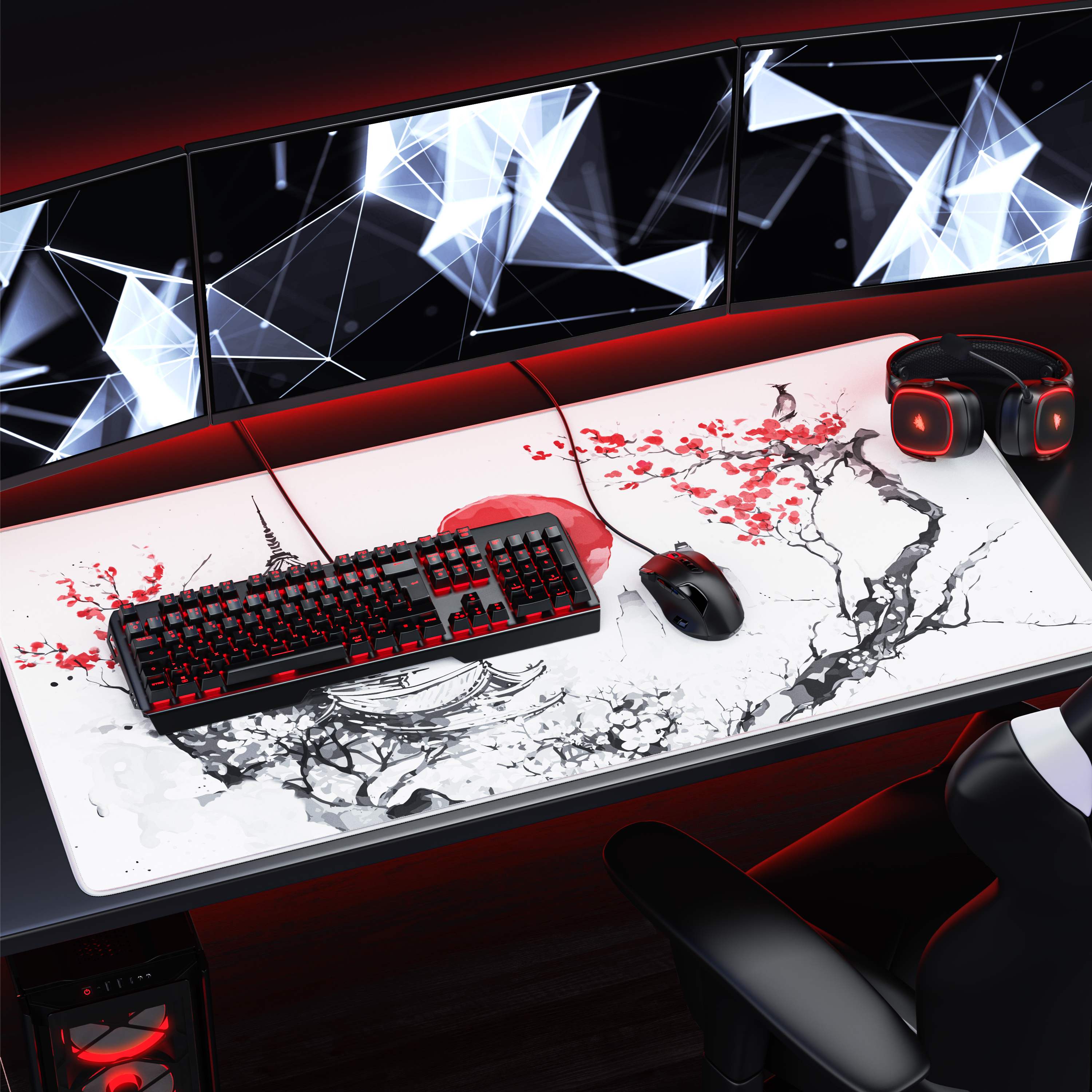 Ein Gaming-Setup mit drei Monitoren, japanischem Kunst-Mauspad, schwarzer Tastatur, Maus und leuchtenden Kopfhörern.
