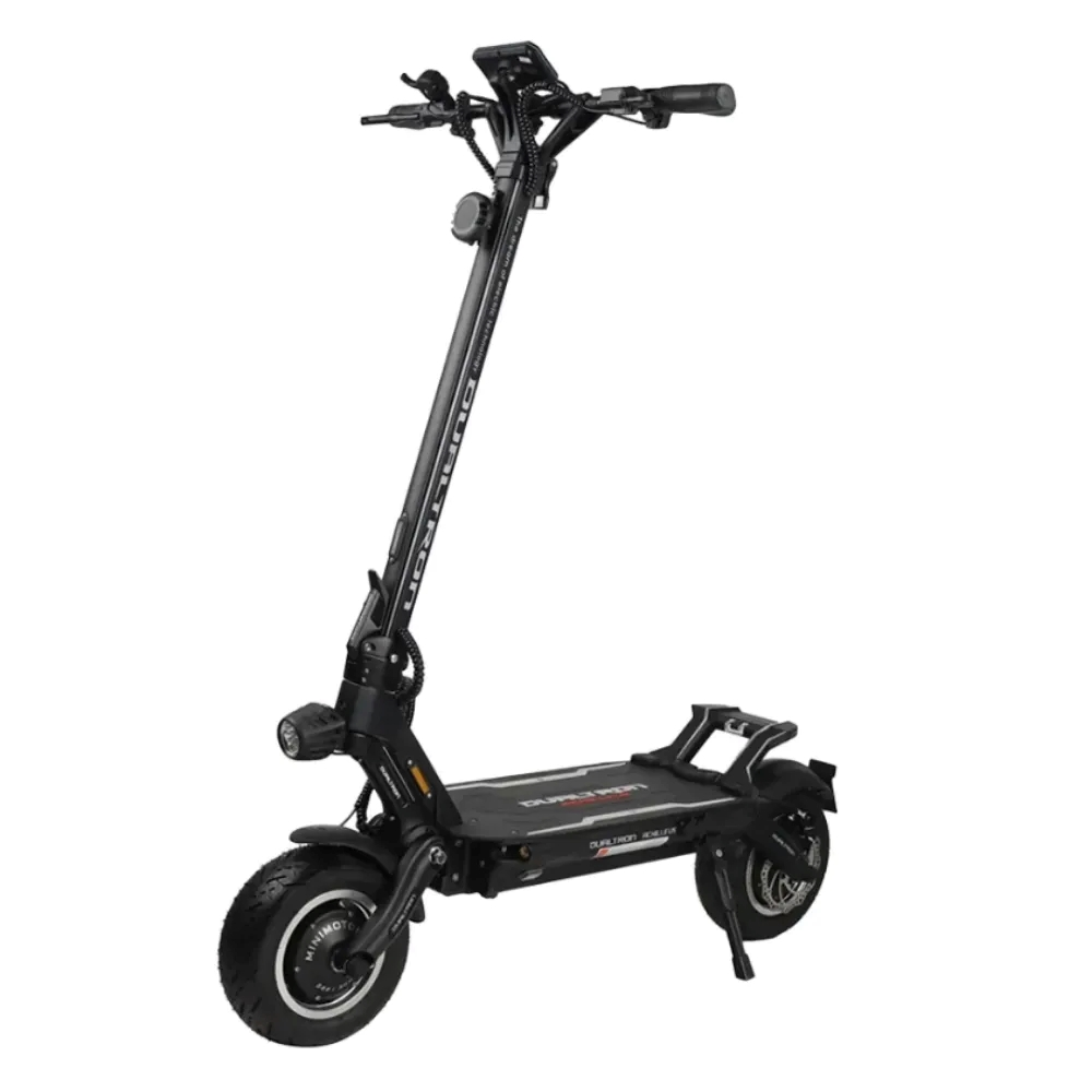 Kalın lastikli, çift süspansiyonlu ve ekranlı gidona sahip siyah elektrikli scooter, beyaz arkaplanda.