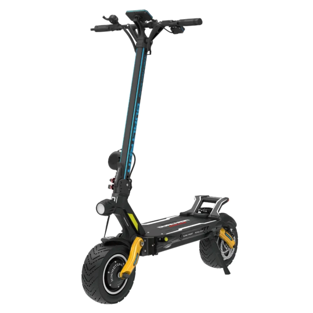 Mavi detaylara, sarı ön maşalara ve geniş bir basamağa sahip siyah elektrikli scooter, beyaz arka plan üzerinde.