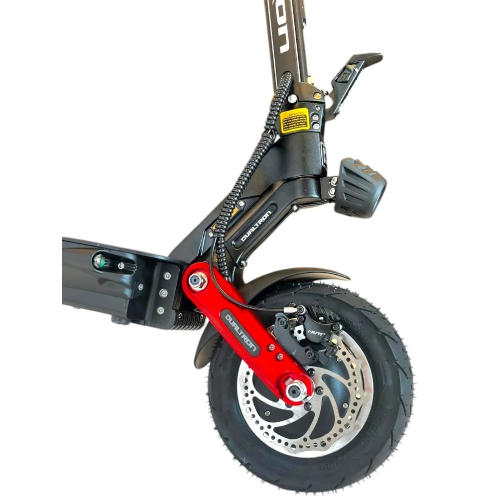 Kırmızı ön maşalı ve disk fren sistemli siyah elektrikli scooter'ın yakın plan görüntüsü.