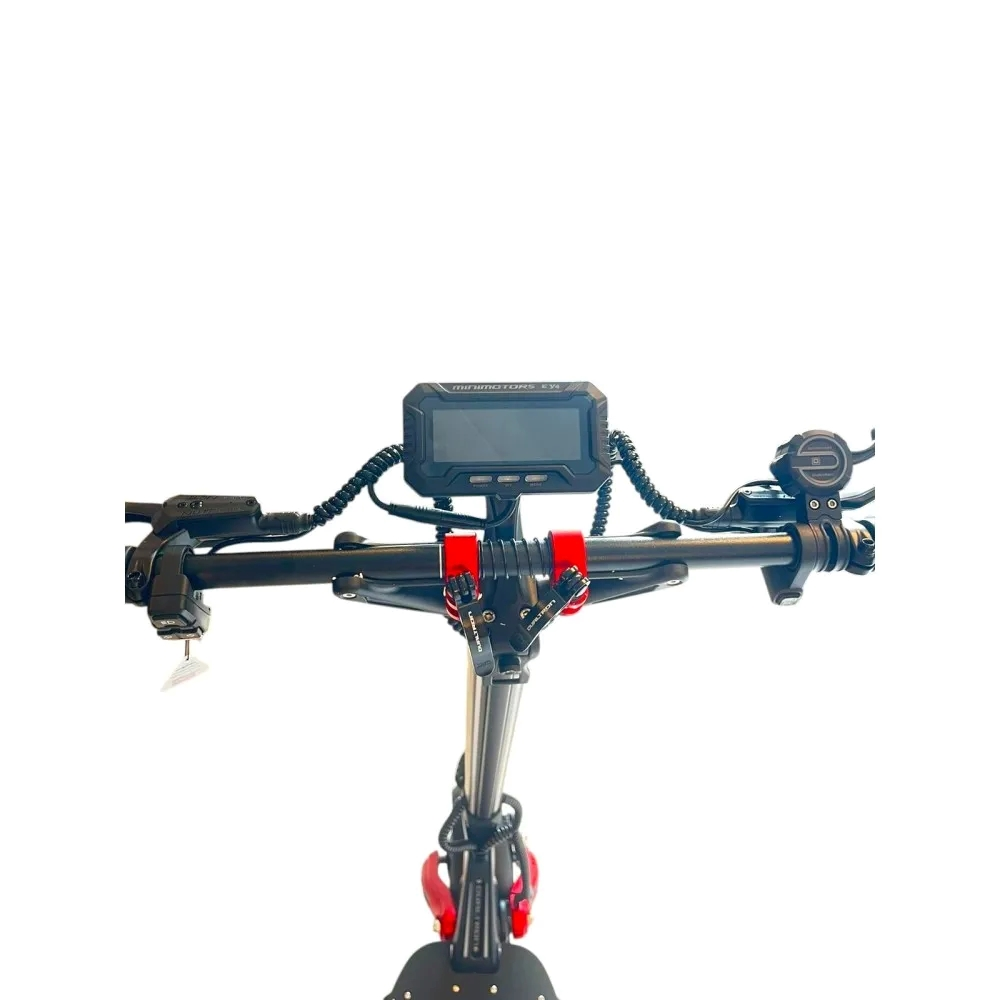 Beyaz arka planda ekran, kırmızı detaylar, frenler ve kumandalar bulunan siyah elektrikli scooter gidonu.