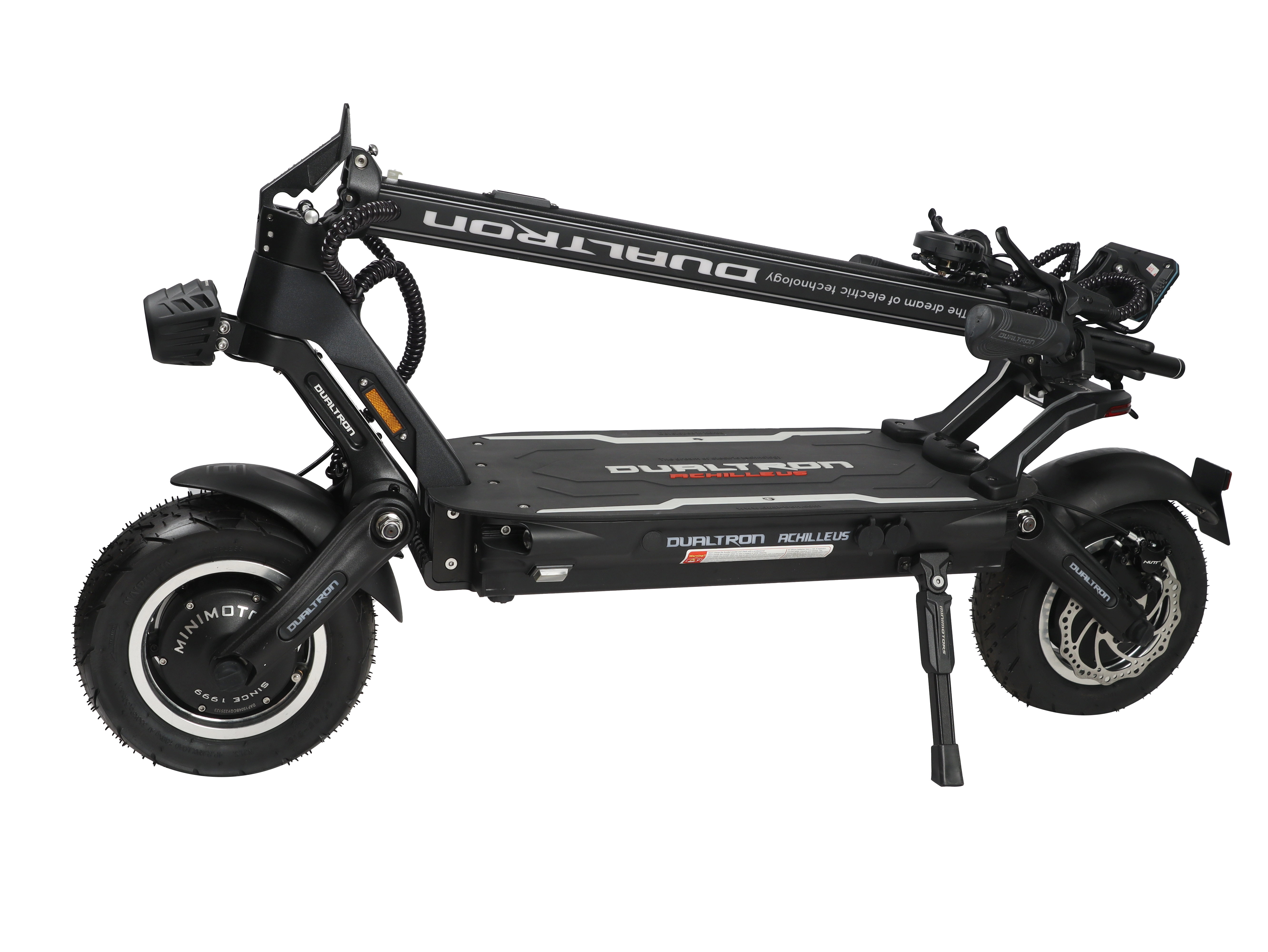 Beyaz arka planda katlanmış ve ayağı açılmış siyah Dualtron elektrikli scooter.