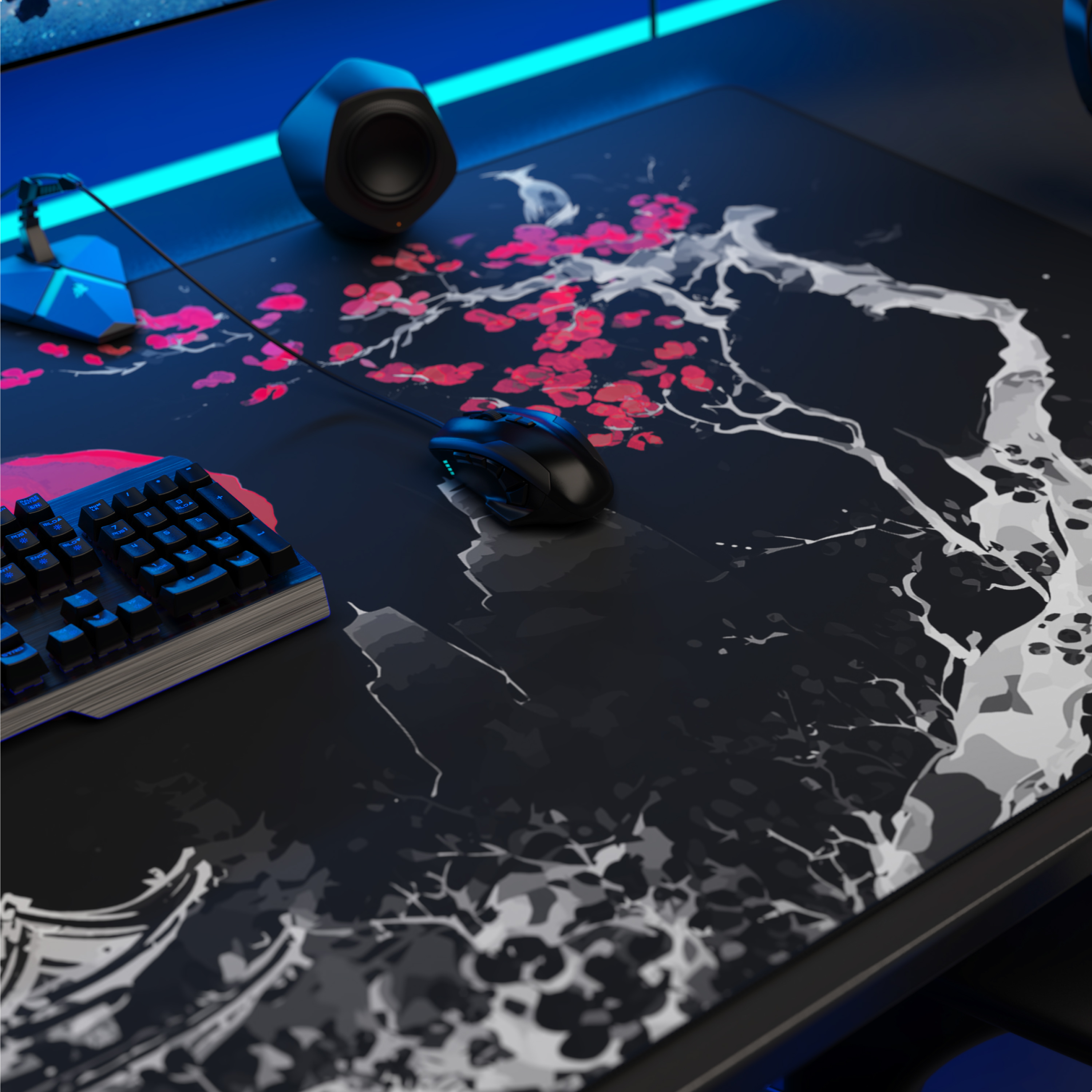 Ein Gaming-Schreibtisch mit Mauspad mit Kirschblütenmotiv, Tastatur, Maus und blauer Beleuchtung.
