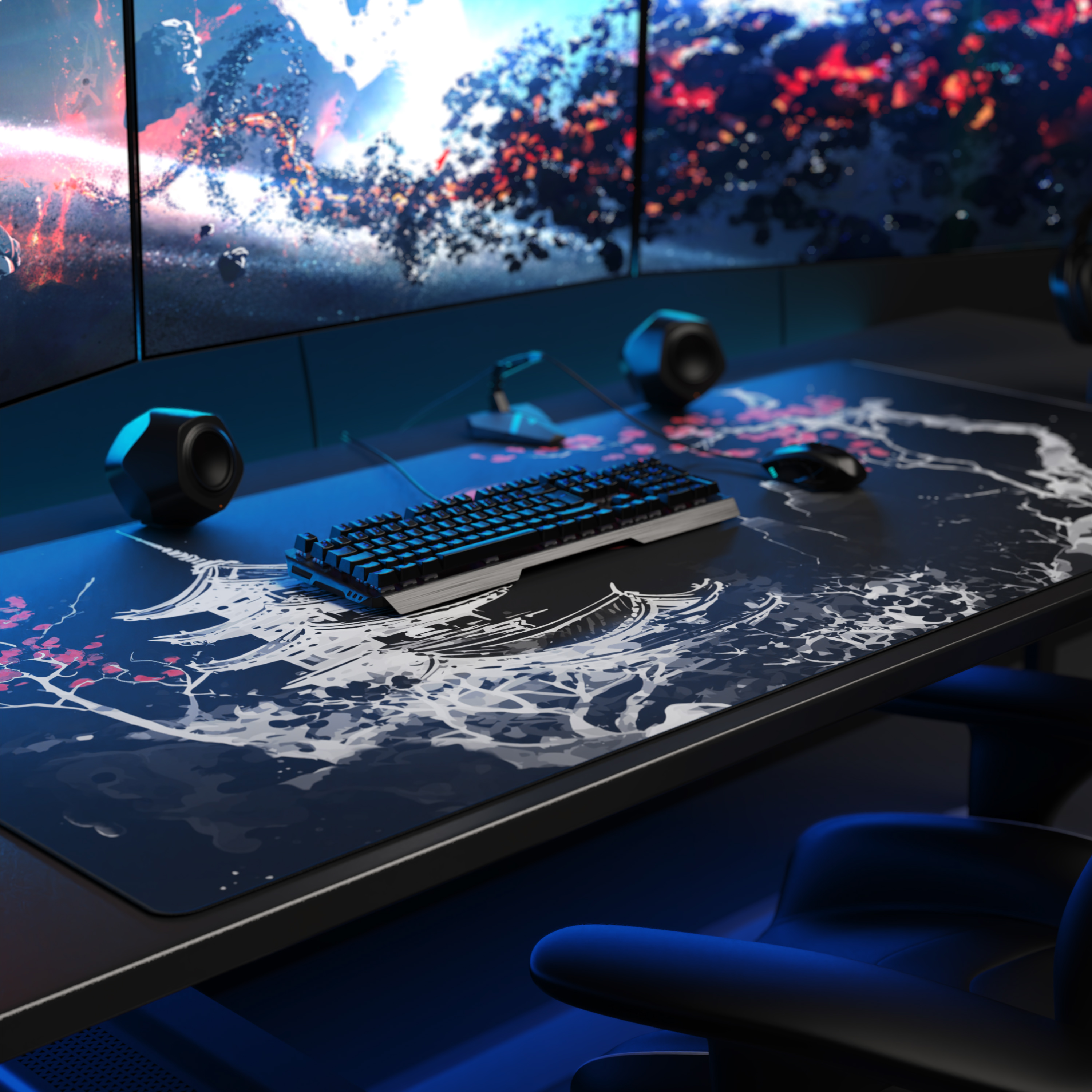 Ein Gaming-Schreibtisch mit Tastatur, Maus, Lautsprechern und großem Mauspad unter mehrfachen Bildschirmen.
