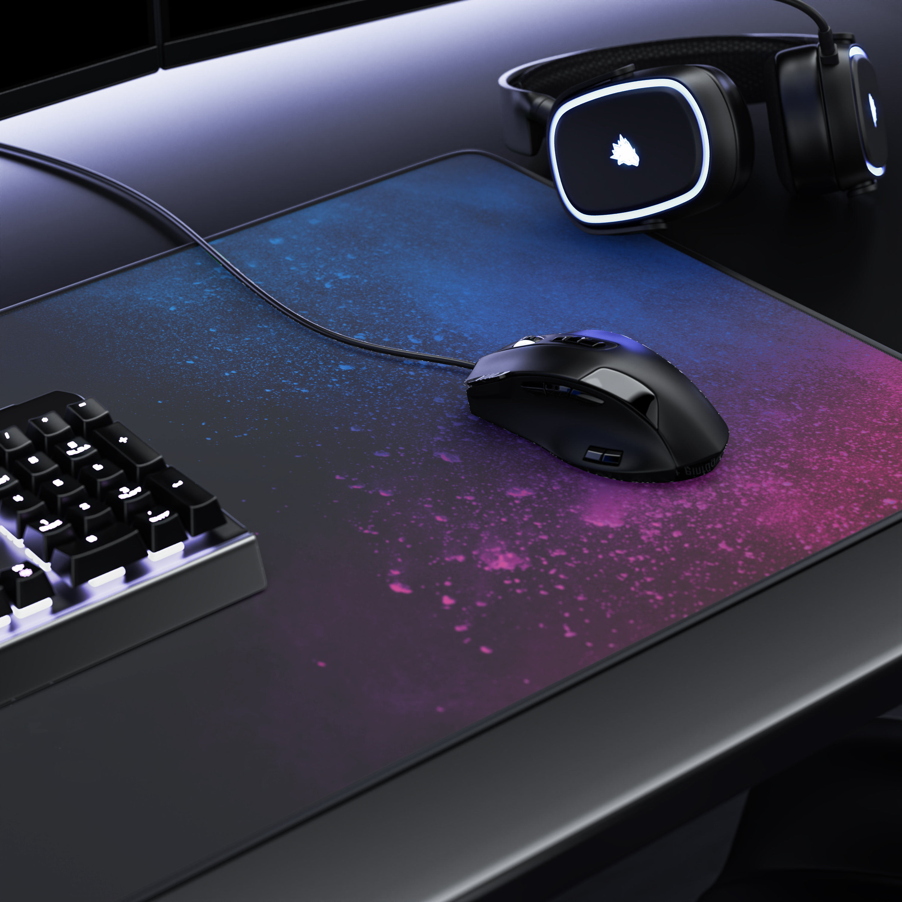 Ein Gaming-Schreibtisch mit Mauspad in Blau und Rosa, einer schwarzen Maus, einer Tastatur und leuchtenden Kopfhörern.
