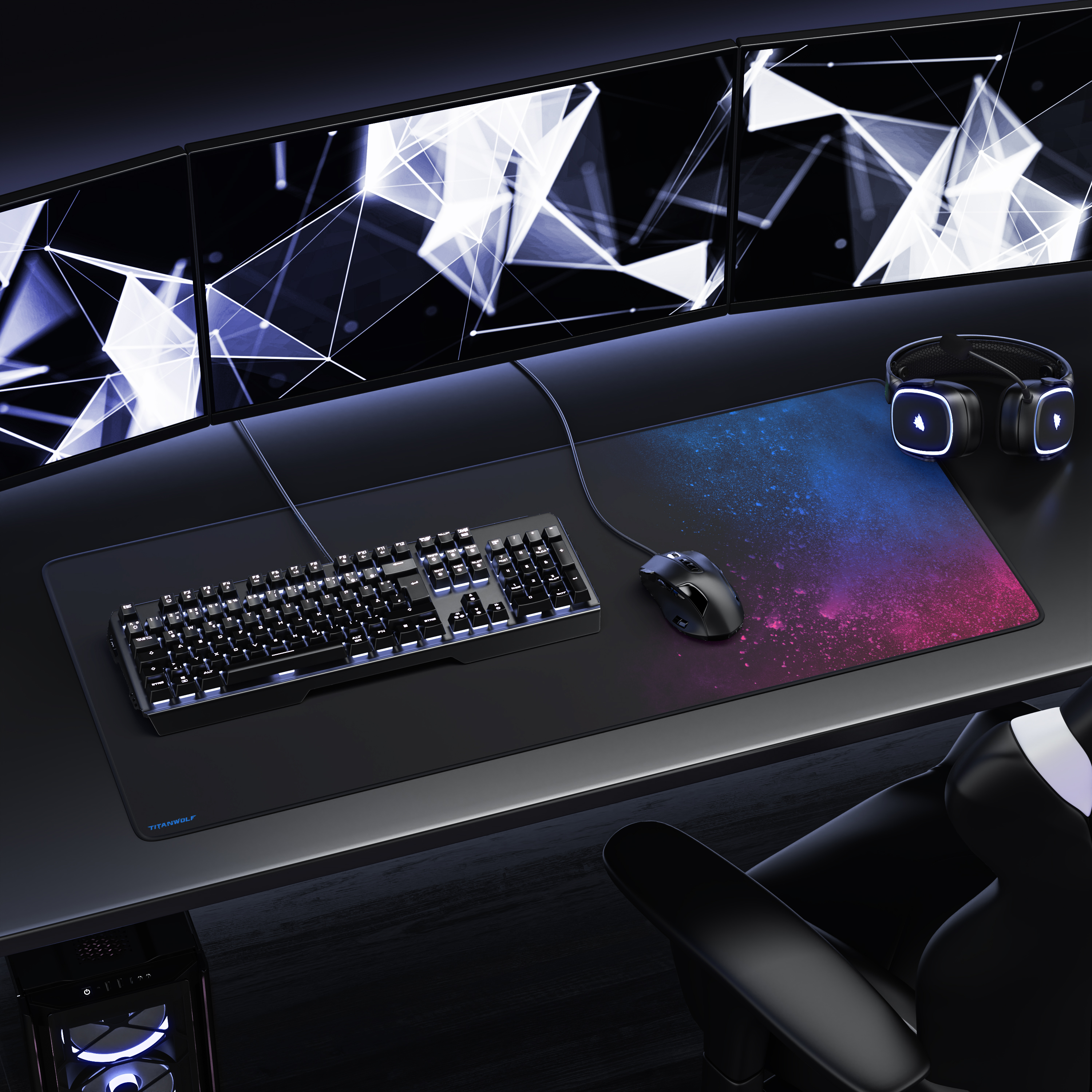 Ein Gamer-Schreibtisch mit drei Monitoren, schwarzer Tastatur, Maus auf blau-pinkem Pad, Headset und PC.