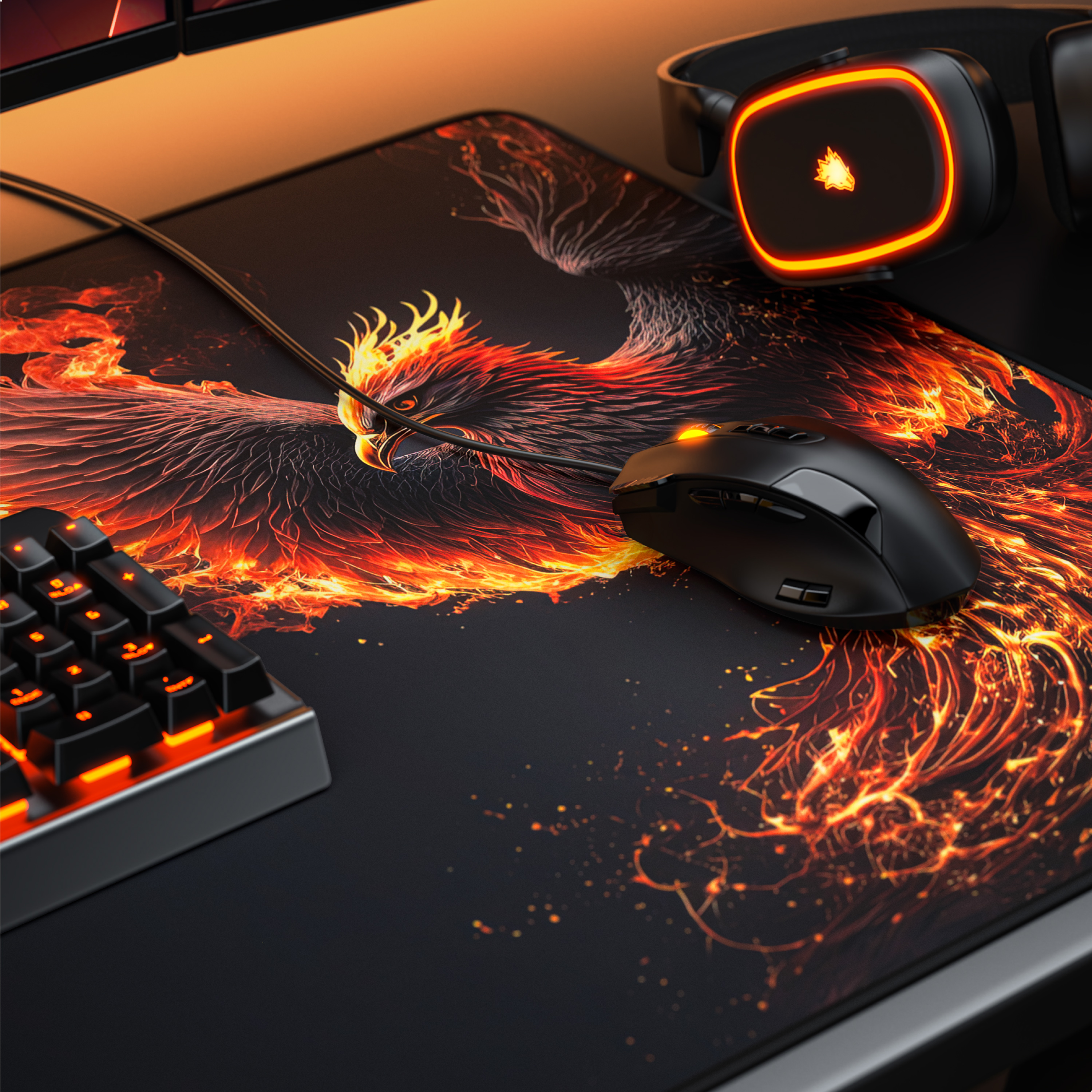 Gaming-Setup mit Phoenix-Mauspad, schwarzer Maus, beleuchteter Tastatur und leuchtenden Kopfhörern auf dem Schreibtisch.