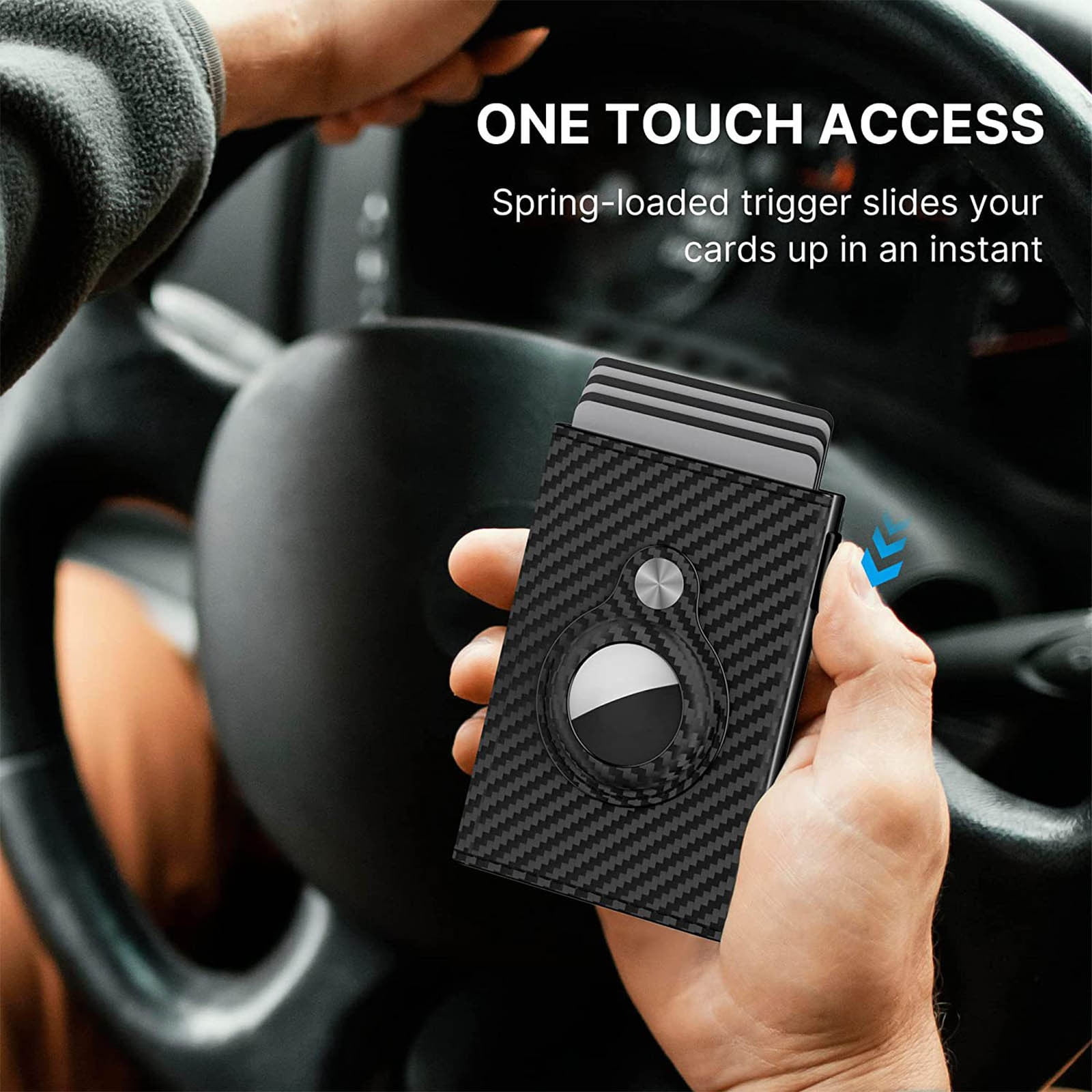 Eine Hand hält ein schwarzes Carbonfaser-Kartenetui mit einem runden Apple AirTag-Halter in einem Auto.