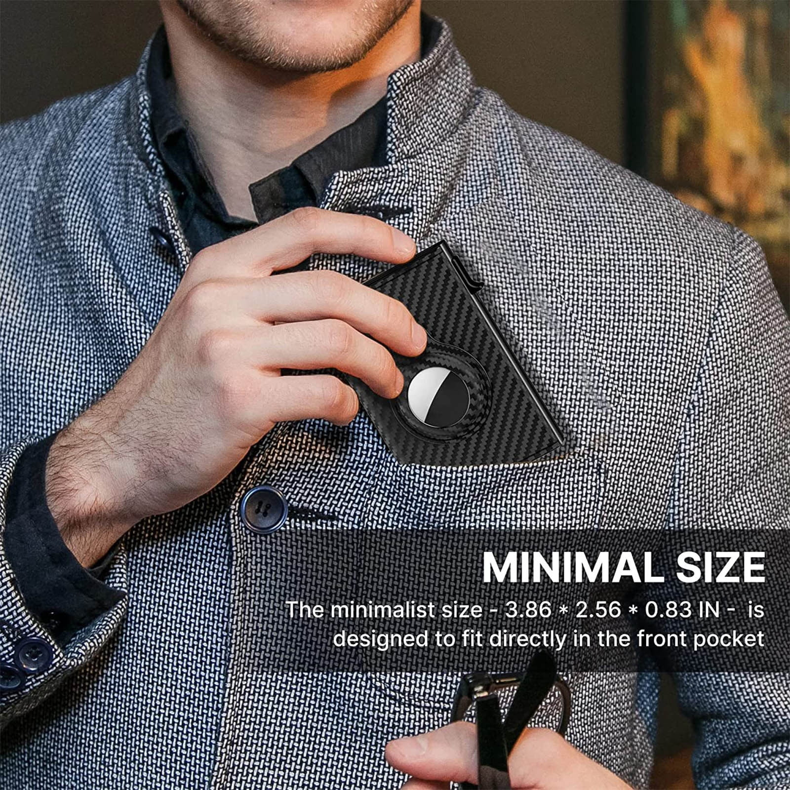 Ein Mann im grauen Tweed-Jackett steckt eine kleine schwarze Carbon-Brieftasche in die Brusttasche.