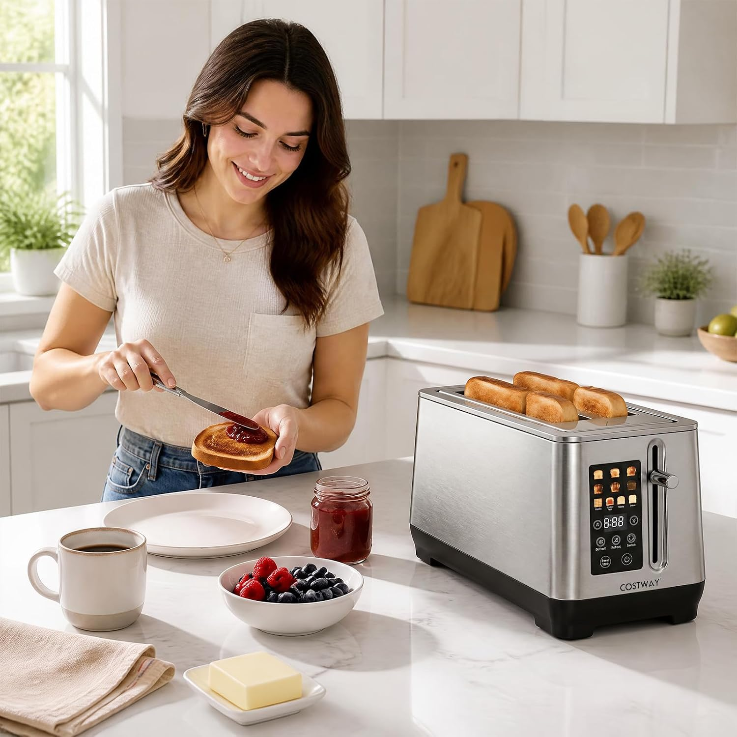 Eine lächelnde Frau streicht Marmelade auf Toast in einer hellen Küche mit einem Edelstahl-Toaster.