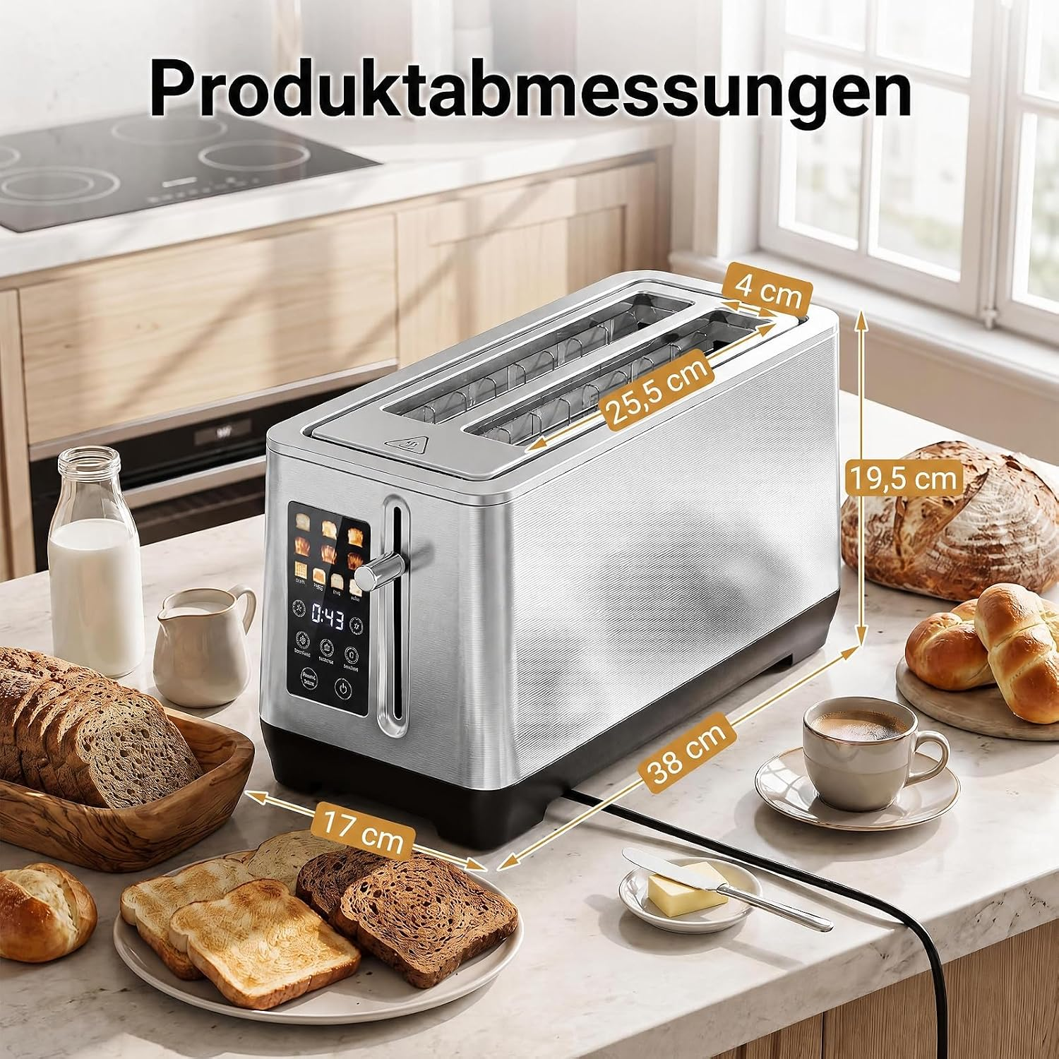 Edelstahltoaster mit Maßen in cm, platziert auf einer Küchentheke mit Brot und Kaffee.