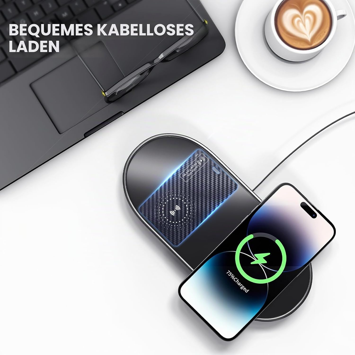Smartphone lädt kabellos auf einer Ladestation neben Laptop, Brille und Kaffeetasse.