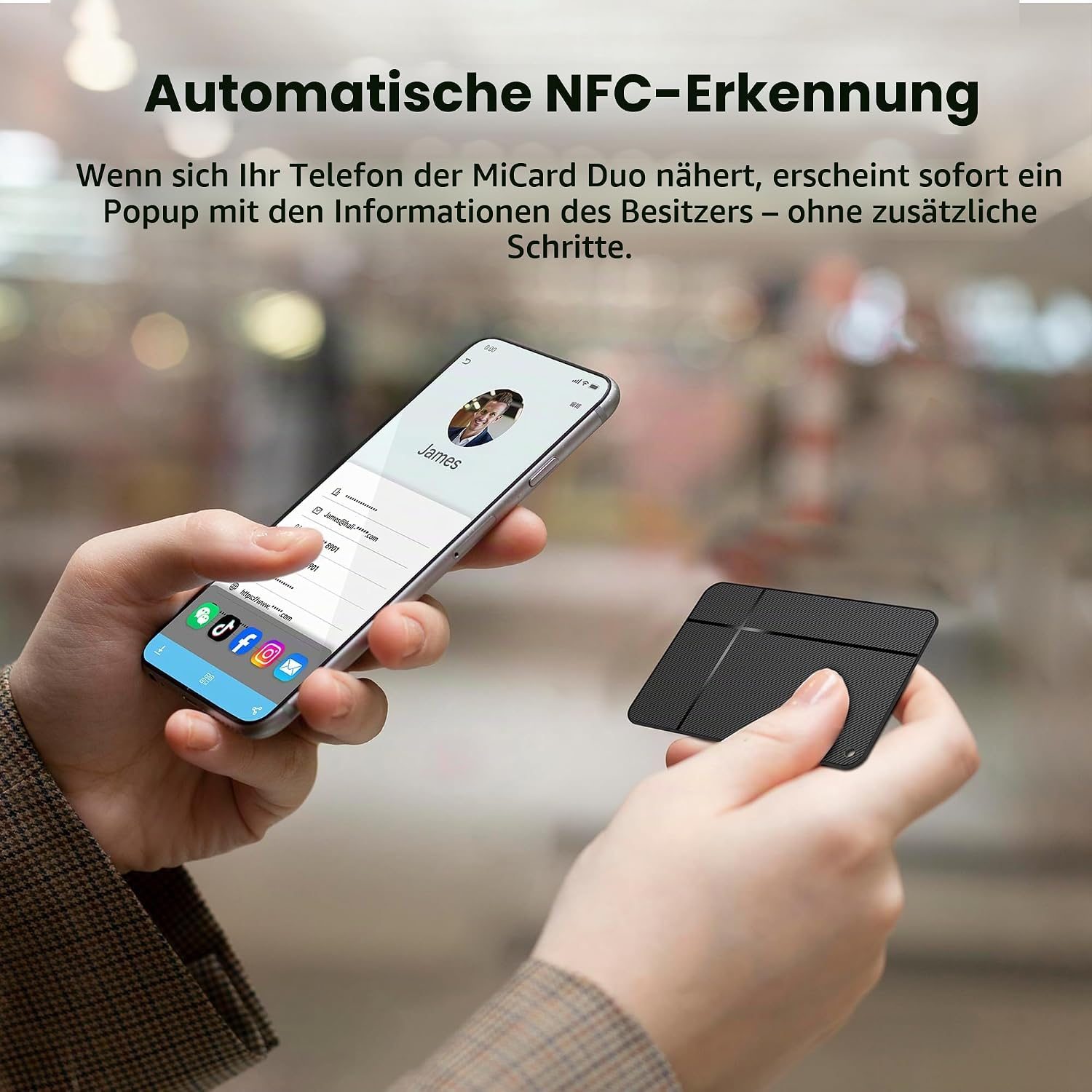 Smartphone zeigt NFC-Popup neben einer schwarzen Karte in den Händen.