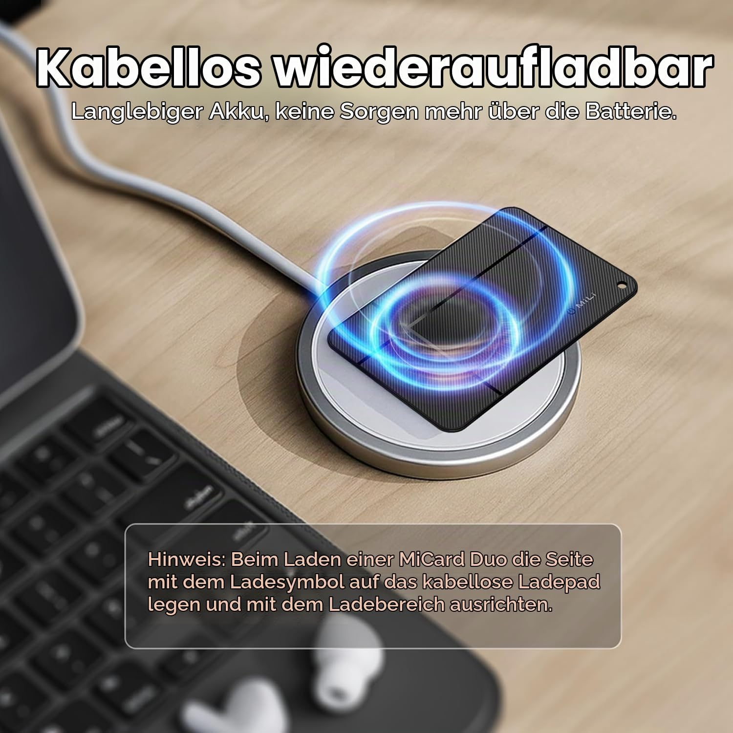 Eine schwarze Karte wird kabellos auf einem runden Pad neben einem Laptop aufgeladen.