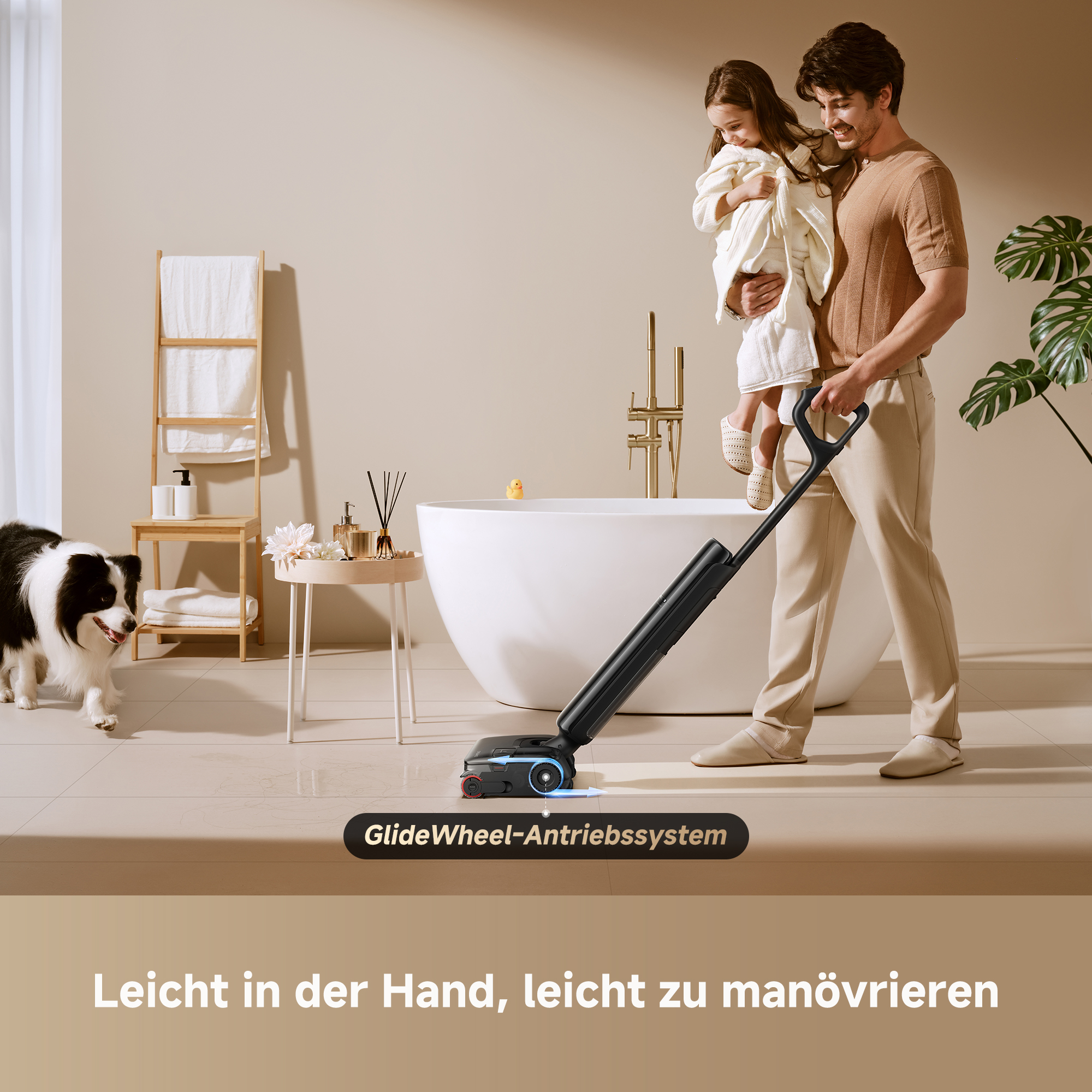 Ein Mann hält ein Kind im Bad und bedient einen schwarzen Wischsauger. Eine Katze schaut zu.