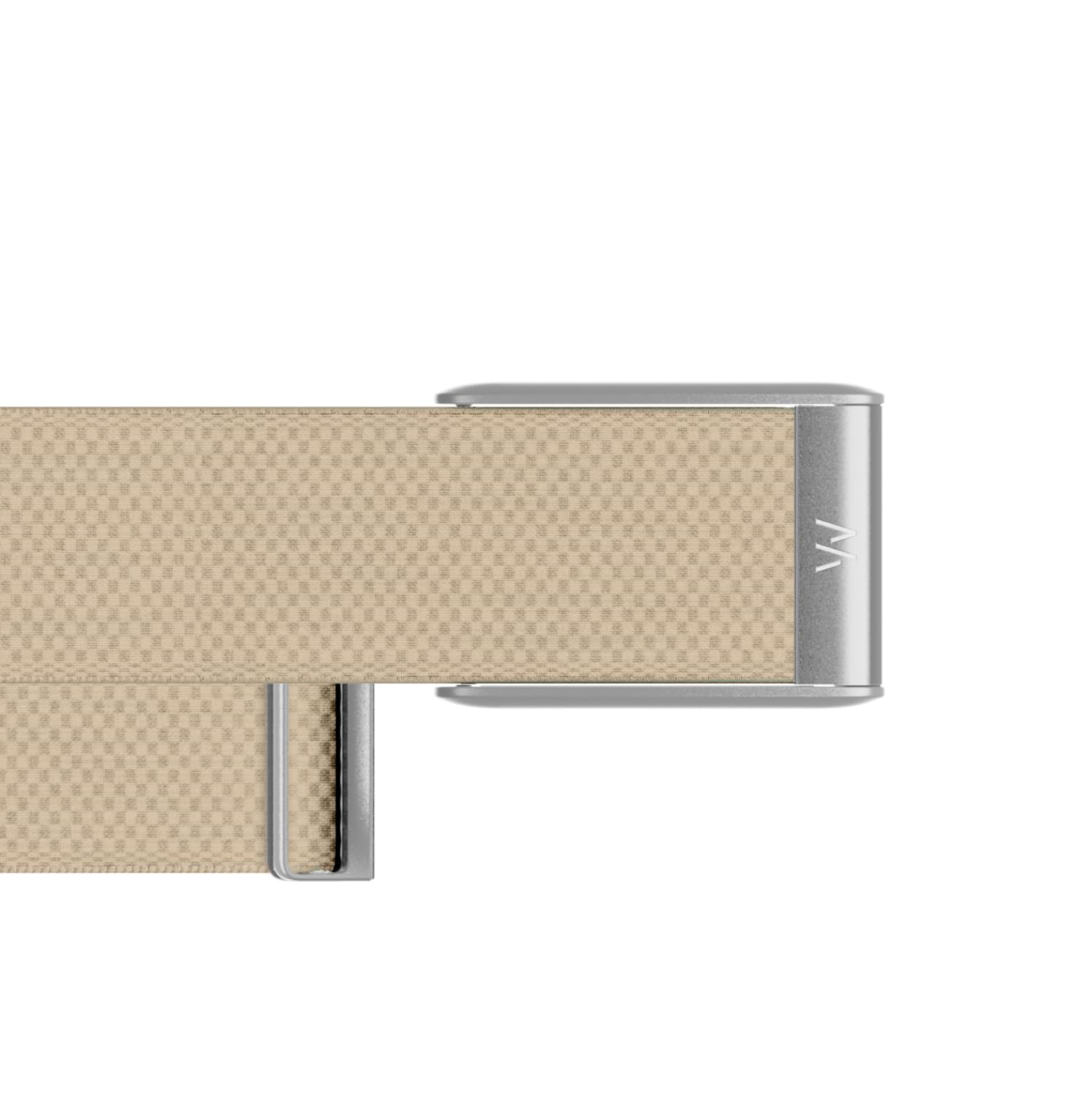Une ceinture beige avec un motif fin, une boucle argentée et un curseur en métal sur fond blanc.