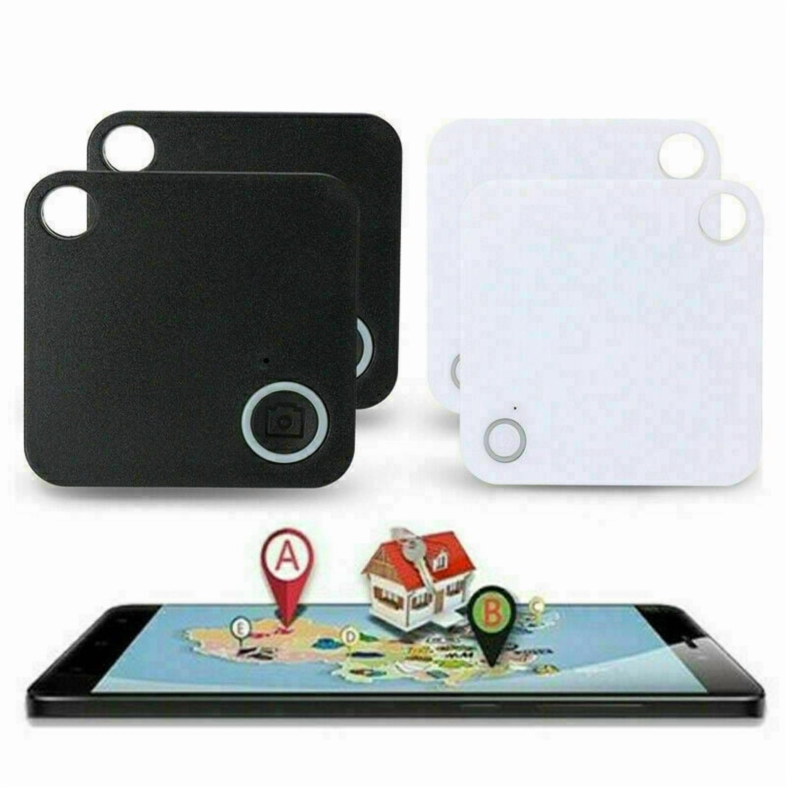 Zwei schwarze und zwei weiße quadratische Tracker über einem Smartphone mit einer Karte und Standortmarkierungen.
