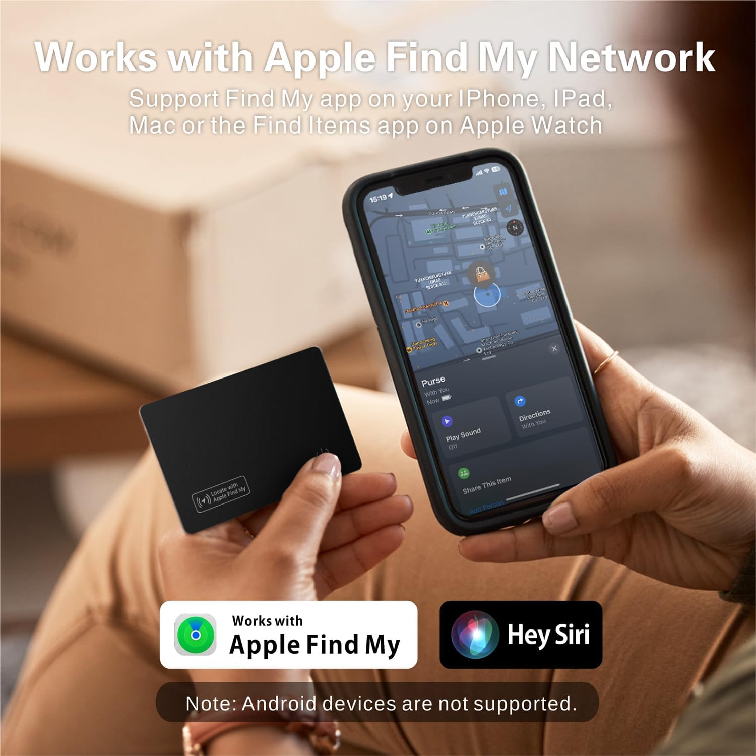 Eine Person hält eine schwarze Sucherkarte und ein Smartphone mit einer Apple Find My App-Karte.
