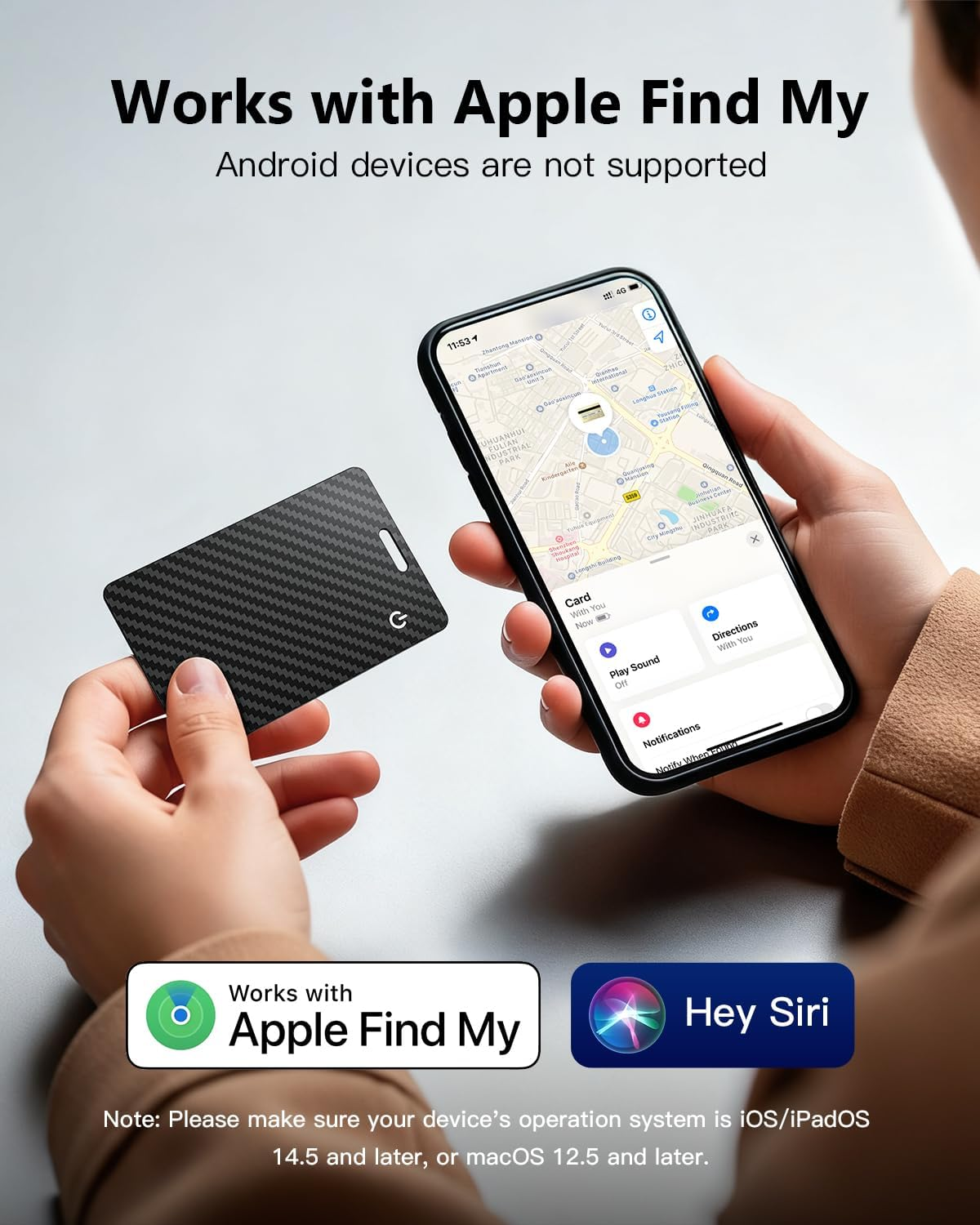 Person hält eine schwarze Smart-Card und ein Smartphone mit der Apple Find My App.