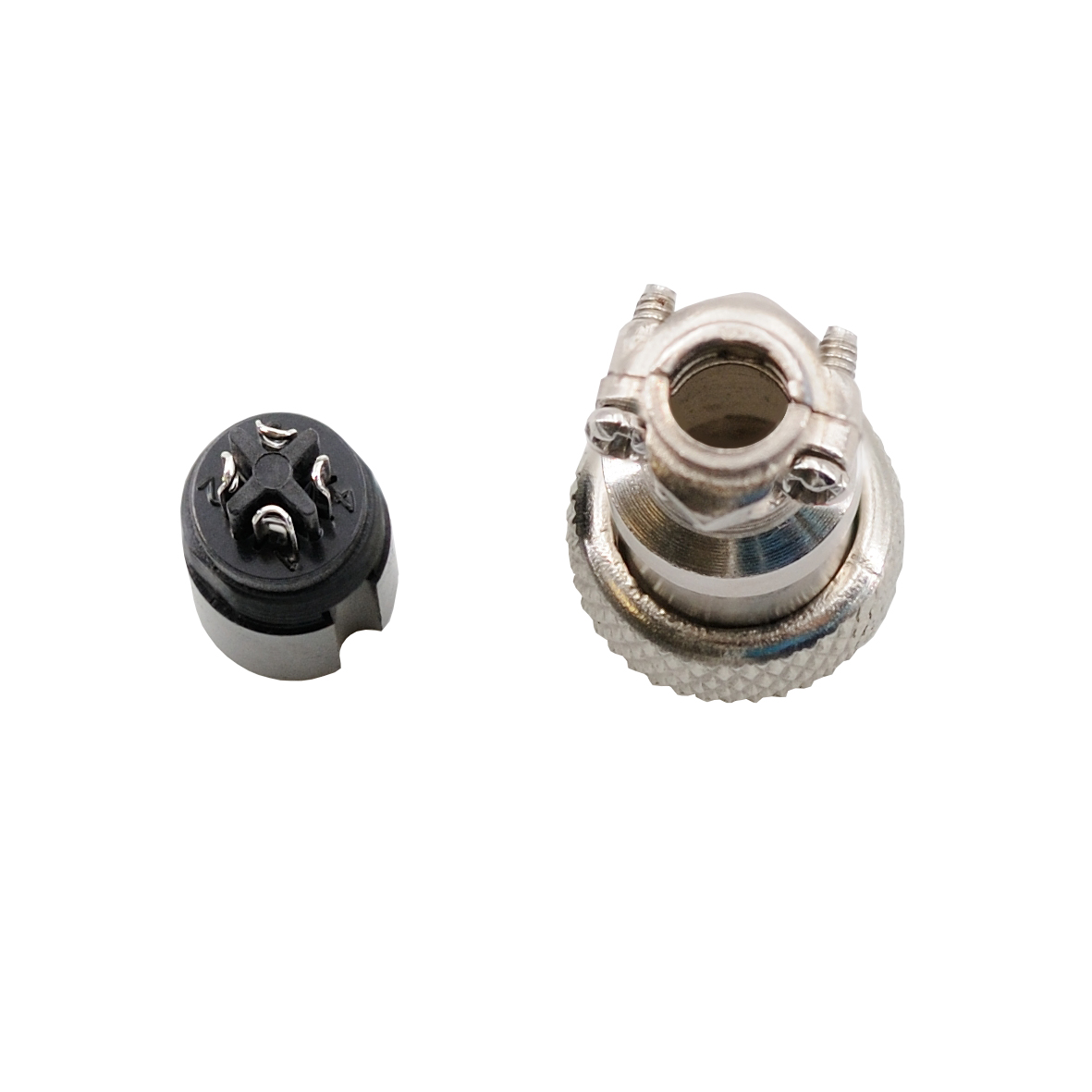 Zwei silberne und schwarze Metallsteckerteile vor weißem Hintergrund.