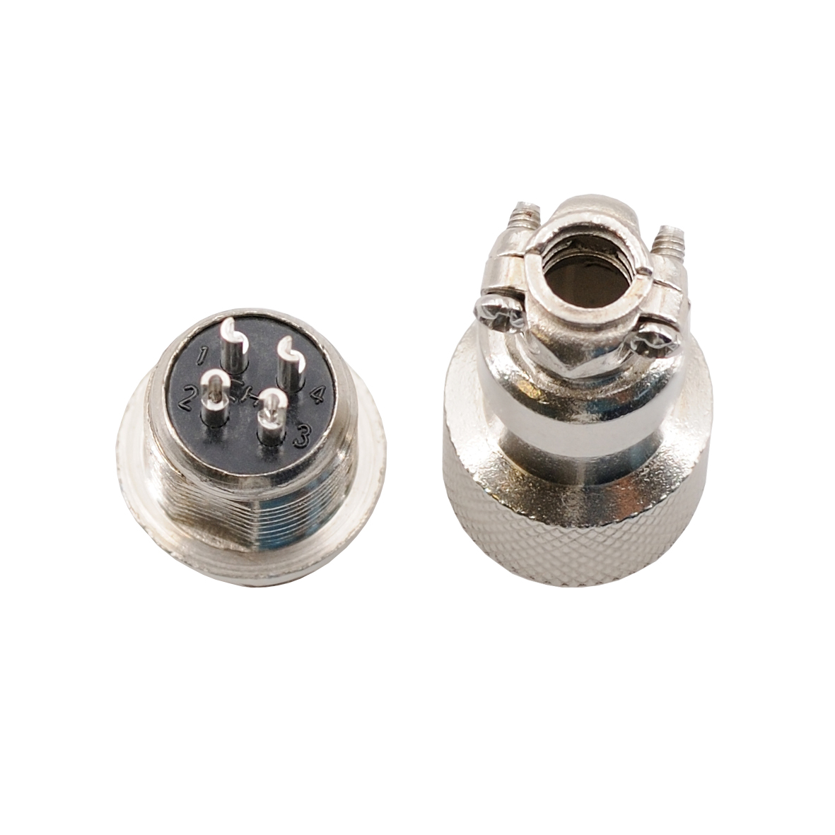 Zwei silberne Metallstecker mit vier Pins auf weißem Hintergrund.