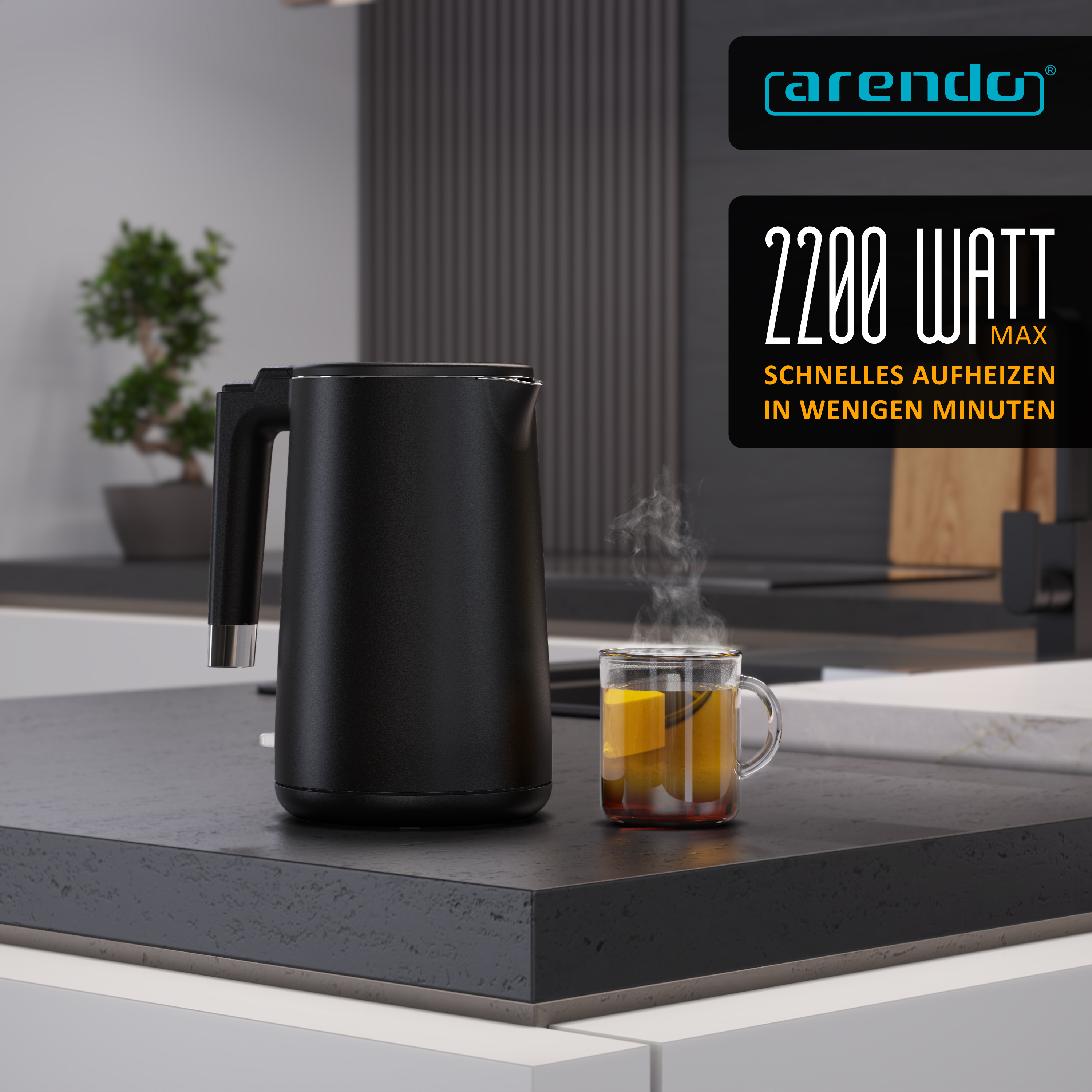 Ein schwarzer Arendo-Wasserkocher und eine dampfende Tasse Tee stehen auf einer Küchenarbeitsplatte.