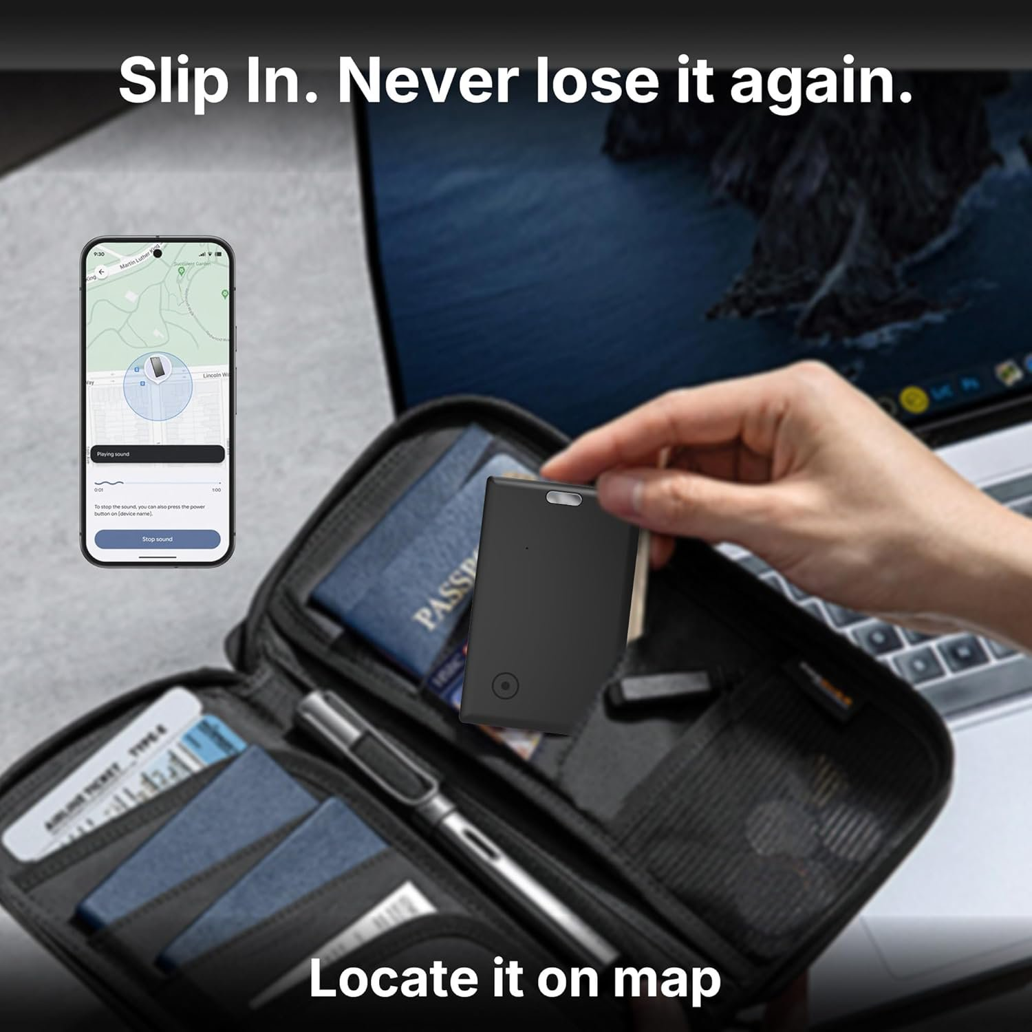 Hand legt einen schwarzen Tracker in eine Organizer-Tasche neben Laptop und Smartphone.