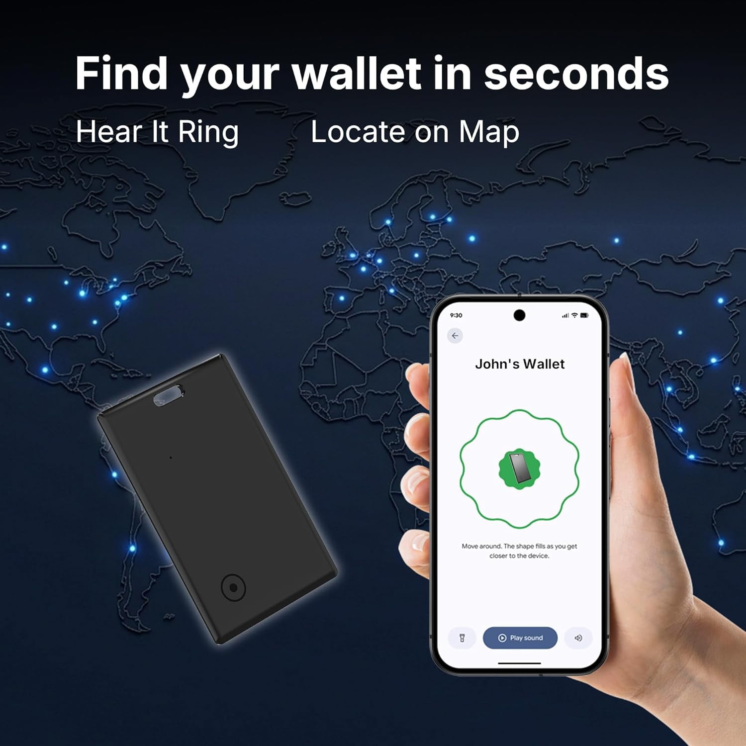 Hand hält Smartphone mit Tracker-App, daneben schwarze Tracker-Karte auf blauem Weltkarten-Hintergrund.
