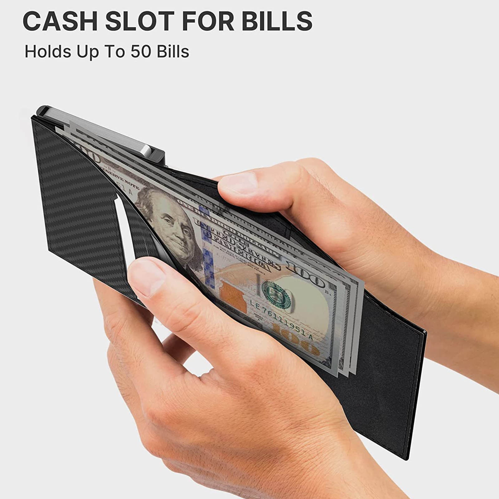 Eine Person hält eine schwarze Geldbörse mit US-Dollarscheinen vor hellem Hintergrund.