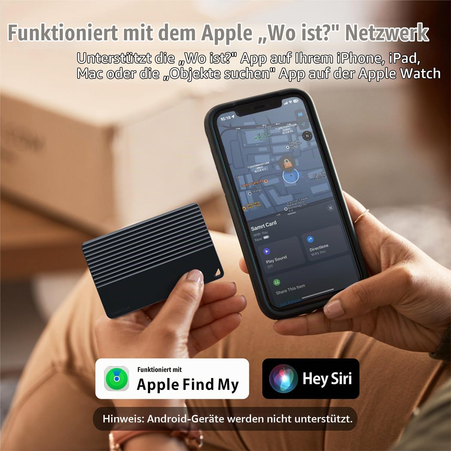 Person hält eine schwarze Smart Card und ein Smartphone mit der Apple Find My App-Schnittstelle in der Hand.