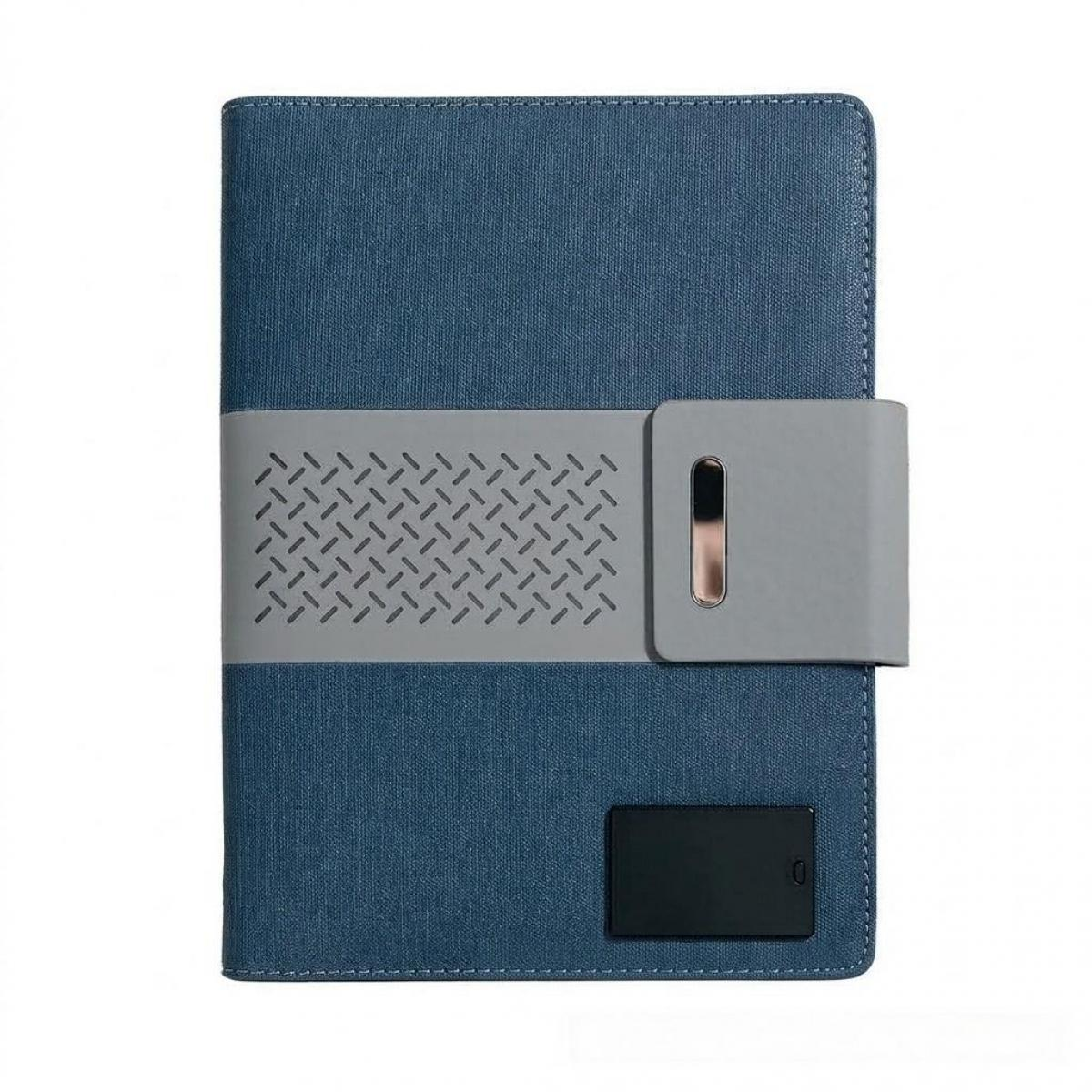Ein blaues Notizbuch mit einem grauen, gemusterten Band, einer Magnetlasche und einem kleinen schwarzen Plättchen.