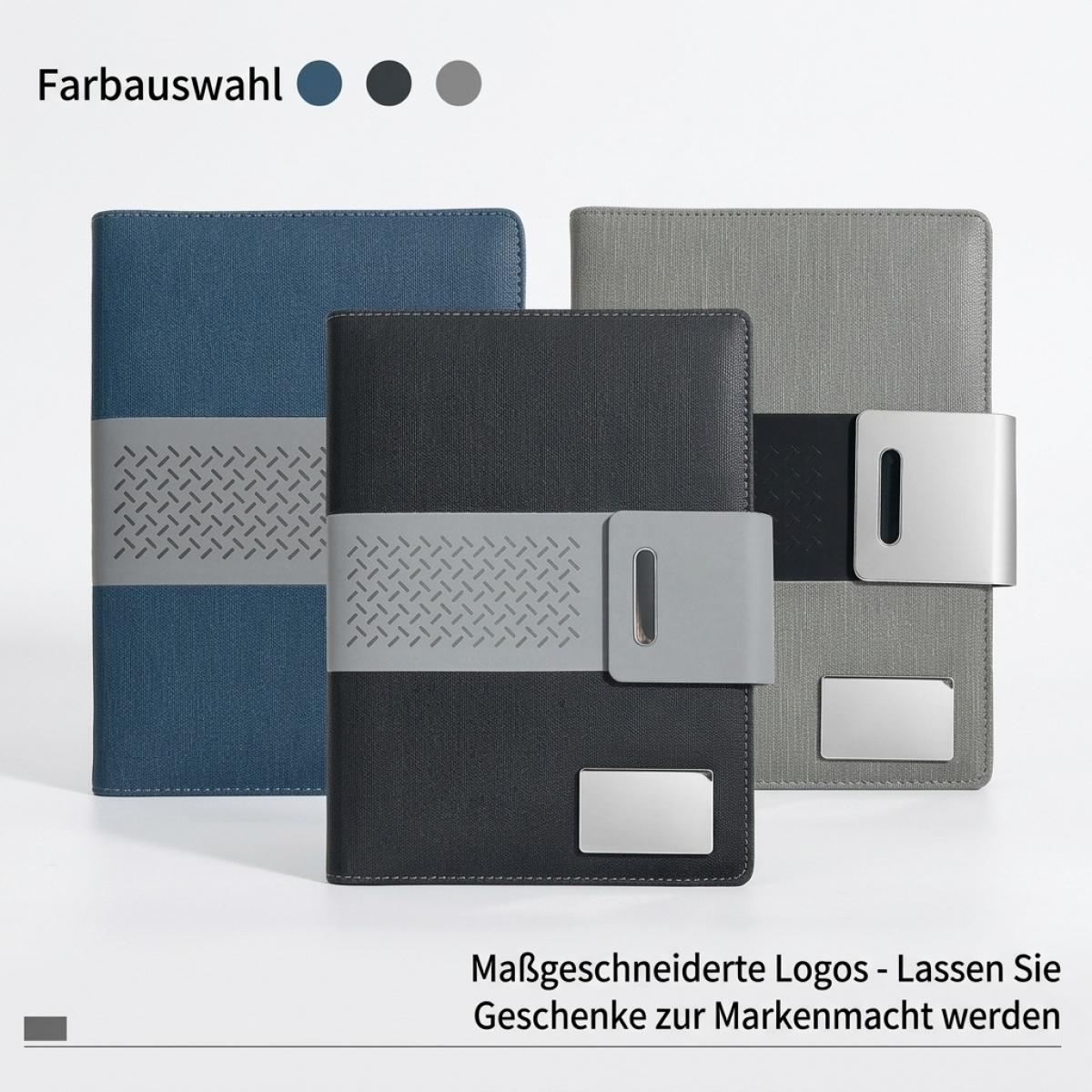 Drei Notizbücher in Blau, Schwarz und Grau mit Metallverschlüssen und Musterbändern vor weißem Hintergrund.