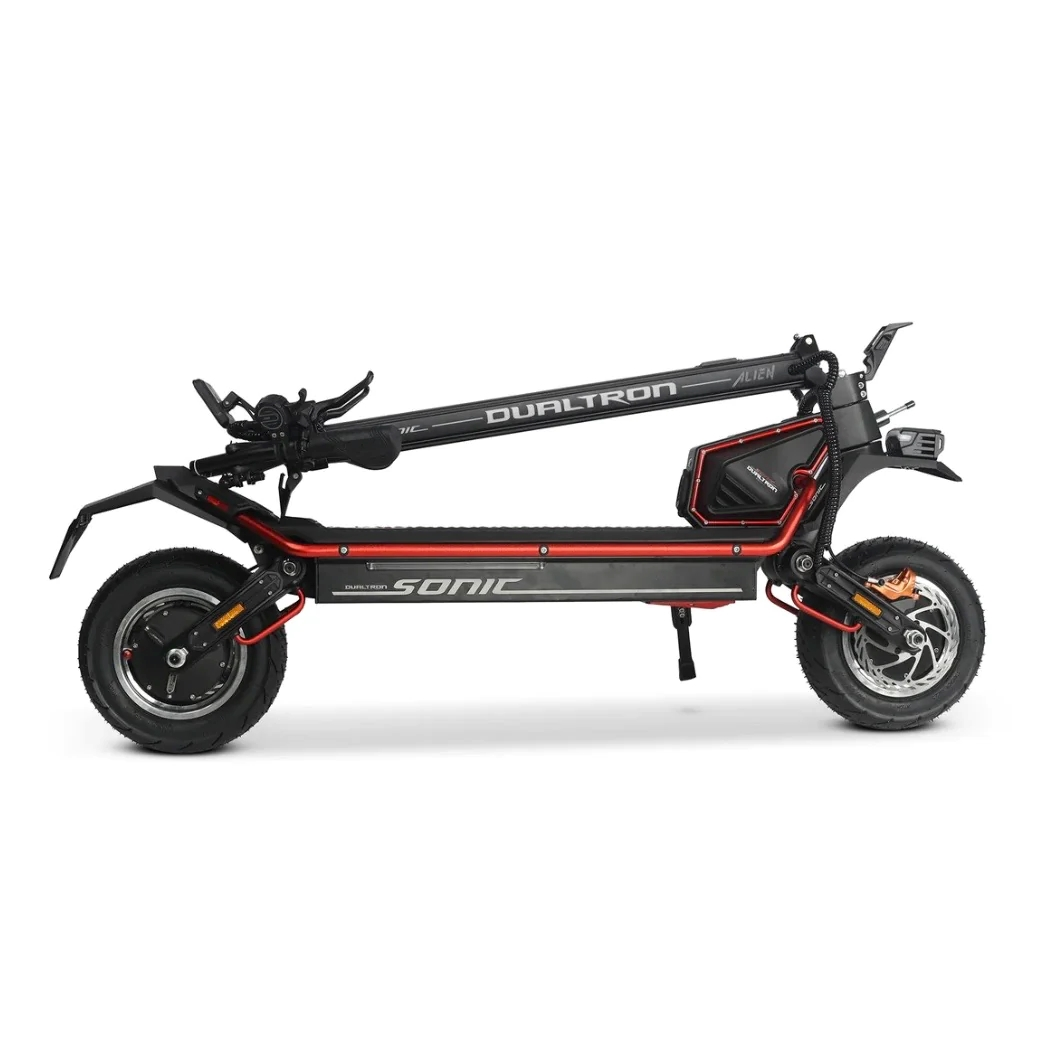 Yanda Dualtron Sonic yazısı bulunan siyah ve kırmızı renkli elektrikli scooter, beyaz arka planda.