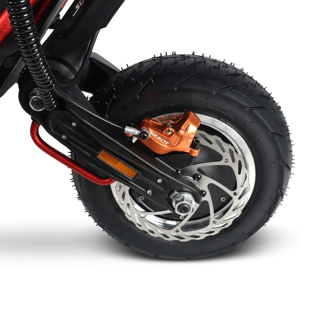 Siyah lastikli, gümüş fren diskli ve turuncu kaliperli bir scooter'ın arka tekerleğinin yakın çekimi.