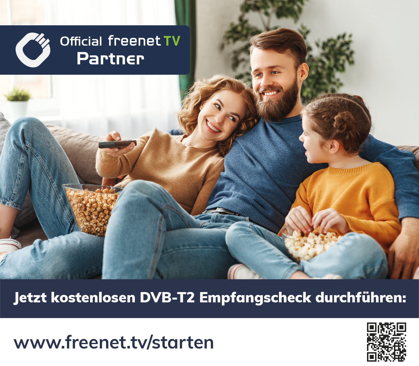 Eine Familie sitzt auf dem Sofa, schaut fern und isst Popcorn mit einem Freenet-TV-Logo.