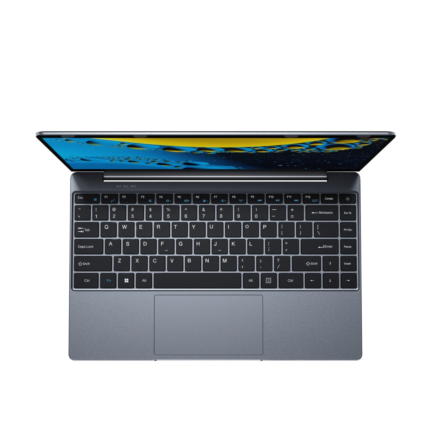 Un ordenador portátil gris visto desde arriba con pantalla iluminada y teclado QWERTY sobre fondo blanco.