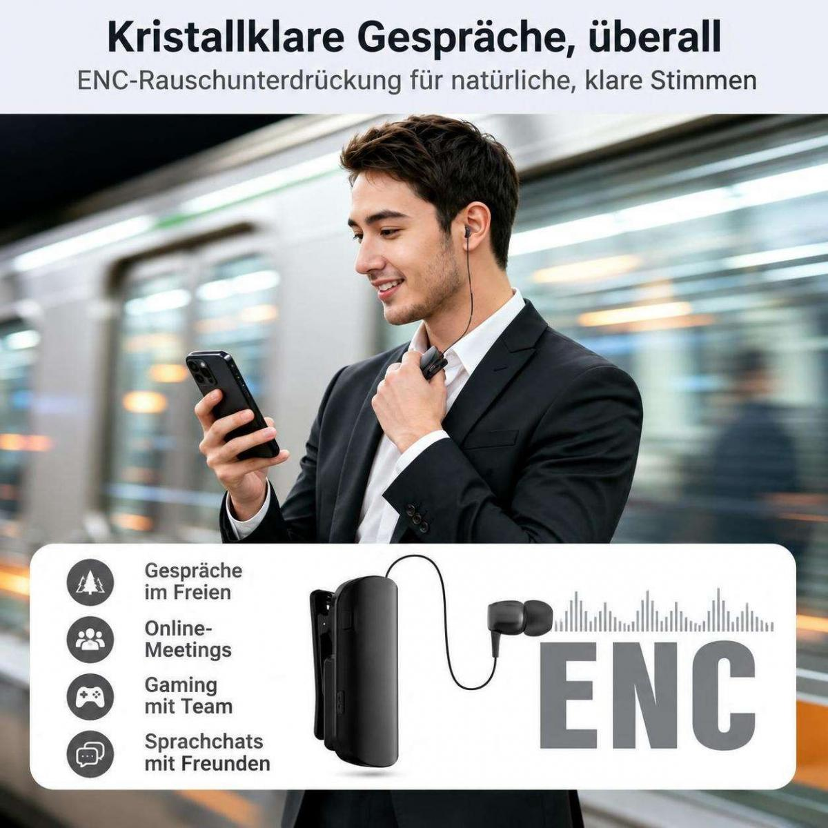 Ein Mann im Anzug nutzt ein kleines Mikrofon und ein Smartphone an einem Bahnhof.
