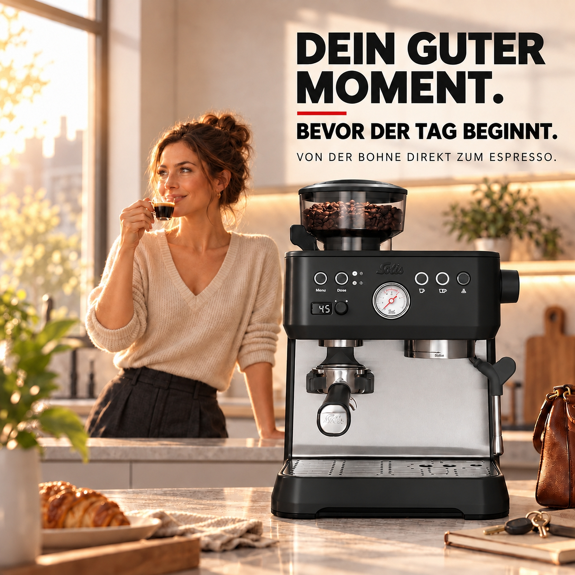 Eine Frau lächelt und trinkt Espresso neben einer modernen schwarzen Kaffeemaschine in einer sonnigen Küche.