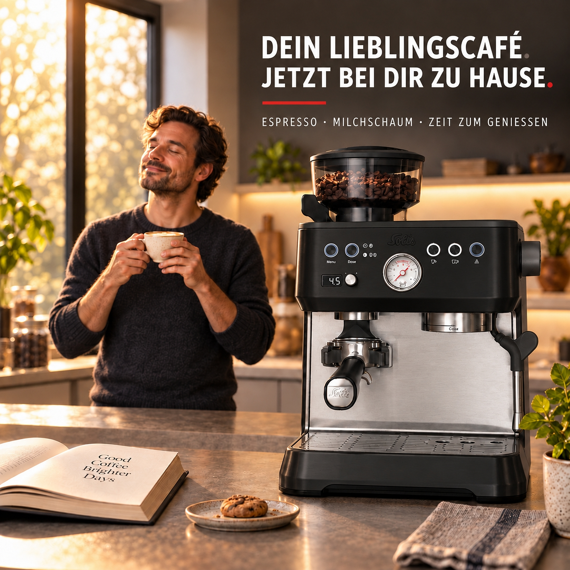 Ein glücklicher Mann hält eine Tasse Kaffee neben einer Kaffeemaschine in einer modernen Küche.