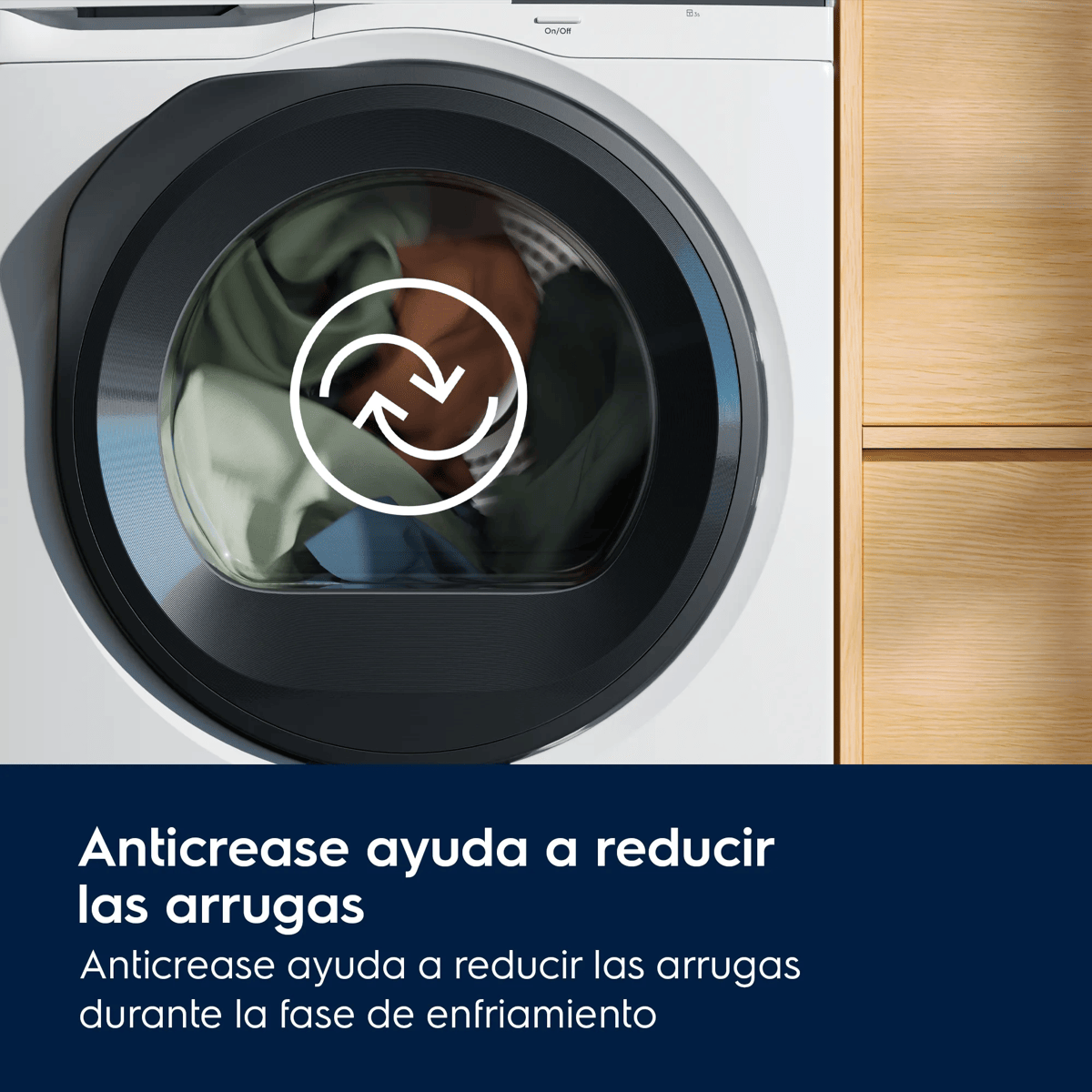 Lavadora con ropa dentro del tambor y un icono antiarrugas.