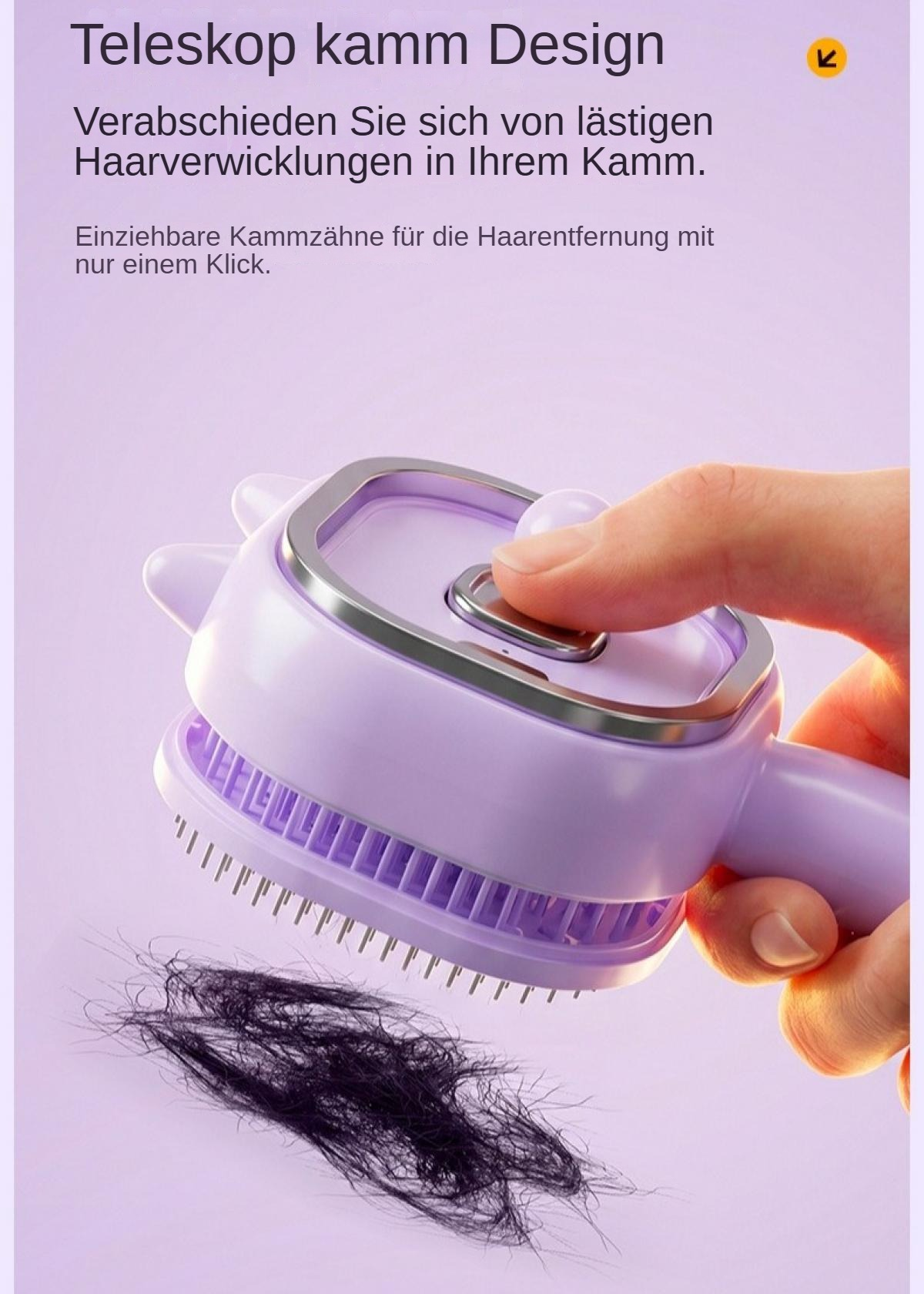 Hand hält lilafarbenen Tierhaarentferner mit versenkbaren Zinken über gesammelten Haaren.