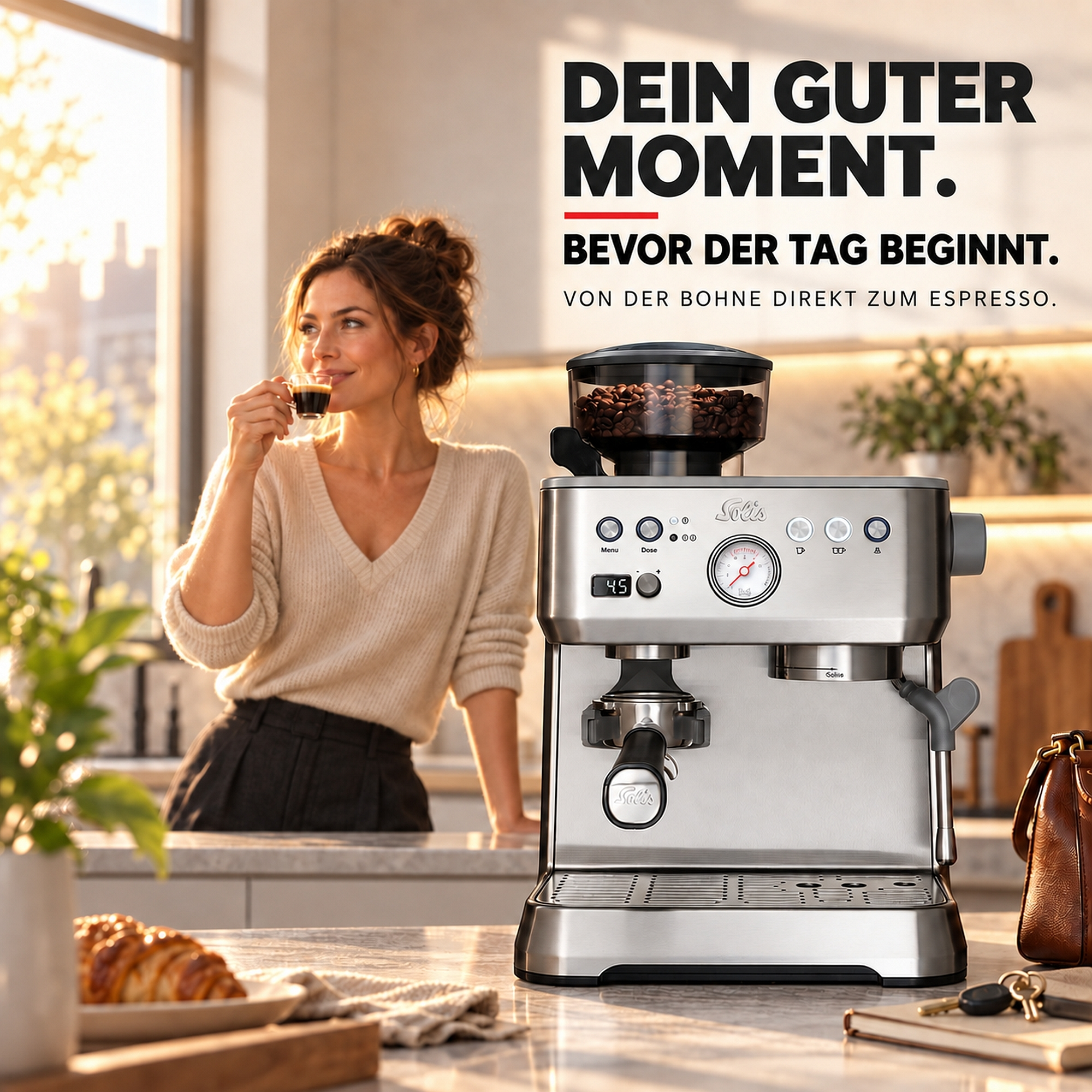 Eine Frau trinkt in einer Küche Kaffee neben einer Solis-Espressomaschine.