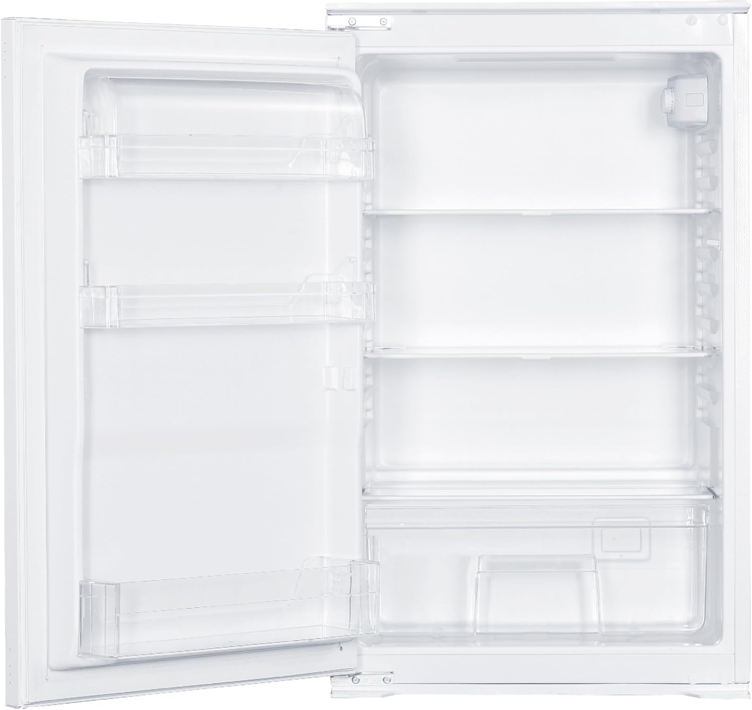 Ein leerer, weißer kleiner Kühlschrank mit offener Tür, transparenten Regalen und einem Gemüsefach.