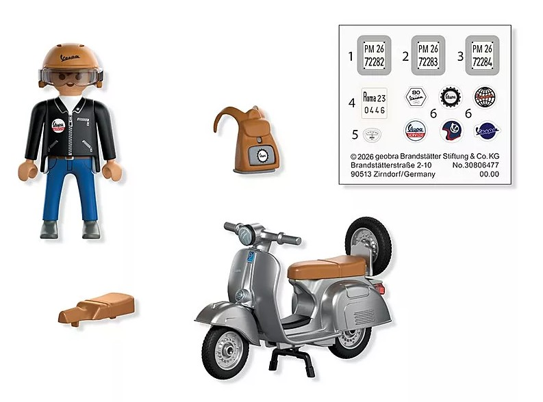 Playmobil-Figur mit Helm, ein grauer Roller mit braunem Sitz, eine braune Tasche und ein Stickerbogen.